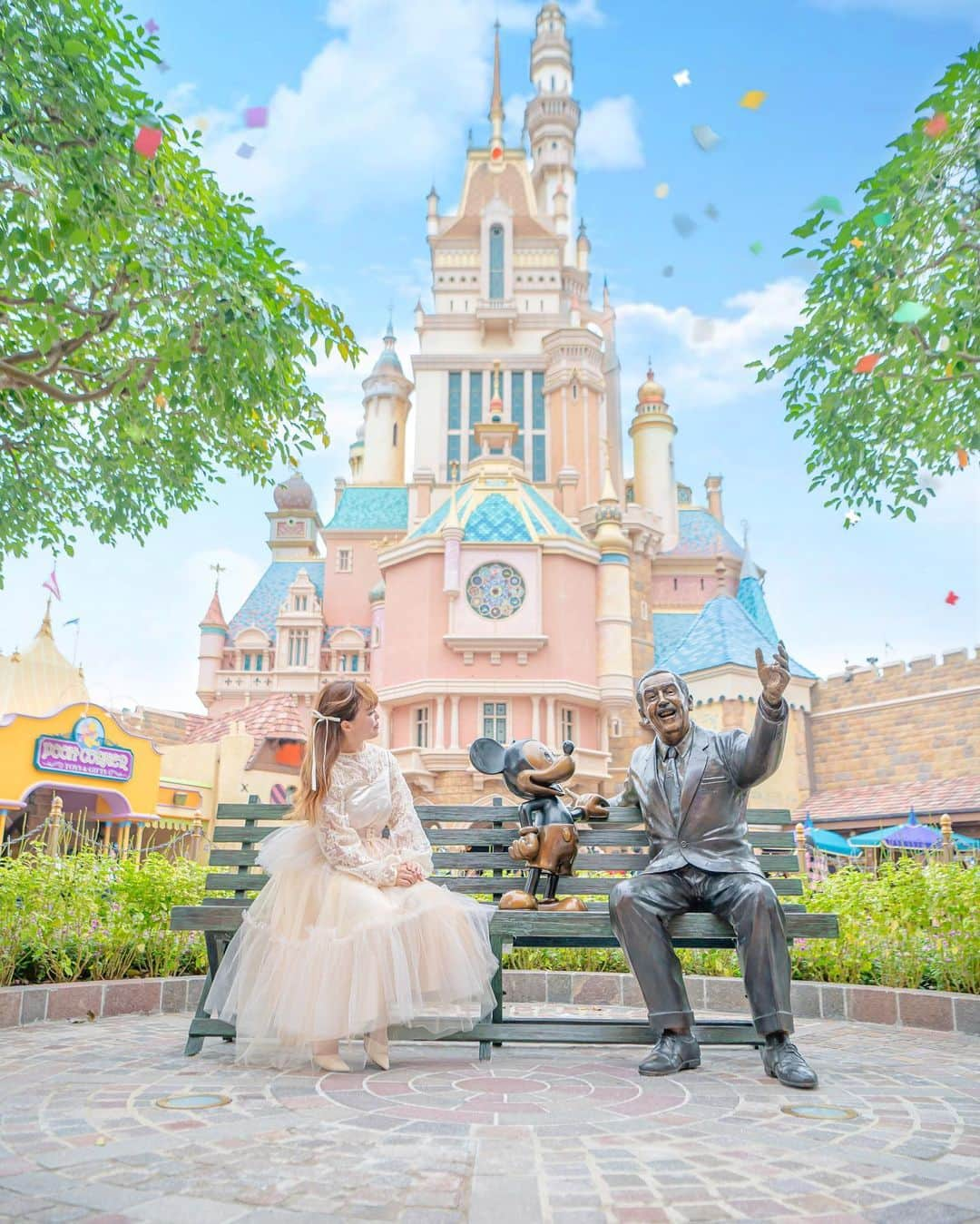 Kahoさんのインスタグラム写真 - (KahoInstagram)「. . Happy birthday Walt Disney🎉 🏰 今日はウォルト・ディズニーの誕生日！🎂  写真は香港ディズニーにできたばかりの 世界で一番新しい ウォルトディズニーとミッキーの像です☺️  お城の裏側に建てられていて、 像の目の前にはカルーセルがあります🎠  “ミッキーマウスが全ての始まり” という言葉はよく聞くけど、 ウォルトディズニー の誕生こそが 全ての始まりかもしれないね☺️  “ディズニー”という名前が いまは1人の男性の名前を指す言葉ではなく 夢と魔法、幸せの代名詞になってるって、 本当にすごいことだと思う。  改めて！ウォルトディズニー 、 お誕生日おめでとうございます🎊🎁  #香港ディズニーランド #香港ディズニー#香港 #hongkong #海外ディズニー #hongkongdisneyland #hongkongdisney #hkdisneyland #hkdisney#hongkongdisneyland香港迪士尼樂園 #香港迪士尼 #香港迪士尼樂園 #disneybound#disneybounding #waltdisney#dreammakers #halloweendisney #ドリームメーカーズ#ウォルトディズニー #ディズニーバウンド」12月5日 8時40分 - kah05disney