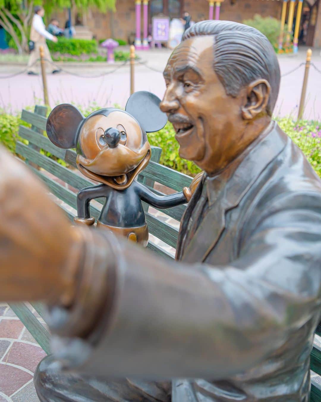 Kahoさんのインスタグラム写真 - (KahoInstagram)「. . Happy birthday Walt Disney🎉 🏰 今日はウォルト・ディズニーの誕生日！🎂  写真は香港ディズニーにできたばかりの 世界で一番新しい ウォルトディズニーとミッキーの像です☺️  お城の裏側に建てられていて、 像の目の前にはカルーセルがあります🎠  “ミッキーマウスが全ての始まり” という言葉はよく聞くけど、 ウォルトディズニー の誕生こそが 全ての始まりかもしれないね☺️  “ディズニー”という名前が いまは1人の男性の名前を指す言葉ではなく 夢と魔法、幸せの代名詞になってるって、 本当にすごいことだと思う。  改めて！ウォルトディズニー 、 お誕生日おめでとうございます🎊🎁  #香港ディズニーランド #香港ディズニー#香港 #hongkong #海外ディズニー #hongkongdisneyland #hongkongdisney #hkdisneyland #hkdisney#hongkongdisneyland香港迪士尼樂園 #香港迪士尼 #香港迪士尼樂園 #disneybound#disneybounding #waltdisney#dreammakers #halloweendisney #ドリームメーカーズ#ウォルトディズニー #ディズニーバウンド」12月5日 8時40分 - kah05disney