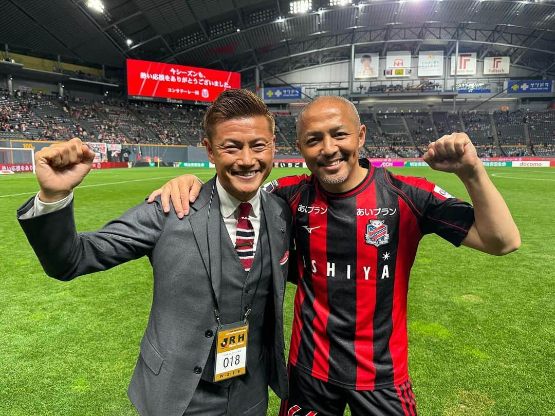 播戸竜二さんのインスタグラム写真 - (播戸竜二Instagram)「『小野伸二⚽️』 おばんざーい✊ @shinjiono7  ・ やはり天才！ みんなを魅了する！ サッカーでも人間性でも！ ・ アスリートにとって結果は大事！ でもそれ以上に大事なのは、 「みんなに愛されるコト」 ・ それを学んだ伸二の現役最後の試合でした！ ・ NHKの全国放送、 途中号泣してしまいました！😭 福西さんありがとうございました！ @takashi_fukunishi  怖いようで優しいです。（笑） ・ これからも小野伸二と一緒に、サッカー界をバンバン盛り上げられるように突っ走ります！ ・ プロサッカー選手引退おばんざーい✊ ・ ・ また新しいスタート！ ・ ・ #小野伸二 #愛される #笑顔 #おばんざい世代」12月5日 8時49分 - ryuji_bando