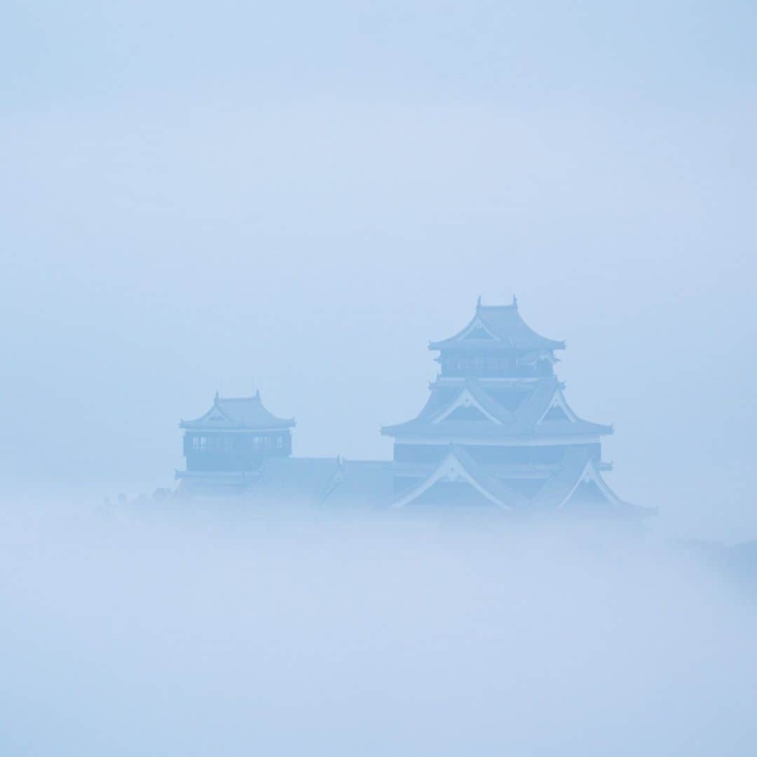 熊本城さんのインスタグラム写真 - (熊本城Instagram)「【熊本城　フォトコンニュース📸】 ～「熊本城フォトコンテスト2023」下期の締め切りが近づいています～  熊本城では、四季折々の熊本城や城下の風景をテーマとしたフォトコンテストを開催しています！ 「下期」の締め切りが12月31日までと、あとわずかとなってきました！  熊本城の「エモい」写真をお持ちの方、熊本城との思い出の写真をお持ちの方はお早めにお申し込みください📷  作品を応募されない方も一般審査として熊本城フォトコンテストに参加できます。 「よかね！」と思った写真に投票してください。  まだまだ作品を募集していますので、どしどしご応募ください💪 ※写真は2022年下期部門で入賞された作品です。 ※一部の写真は、他の写真とサイズを合わせてあります。  詳しくは「熊本城フォトコンテスト2023」でご確認ください。 #kumamoto #japan #japantrip #instagood #instagram #kumamotocastle #日本 #熊本 #熊本城 #城 #castle #加藤清正 #日本100名城 #熊本観光 #観光 #trip #cooljapan #フォトコンテスト #フォトコンテスト2023 #フォトコン #締め切り #思い出 #写真 #まだまだ #ご応募お待ちしております」12月5日 8時50分 - kumamoto_castle