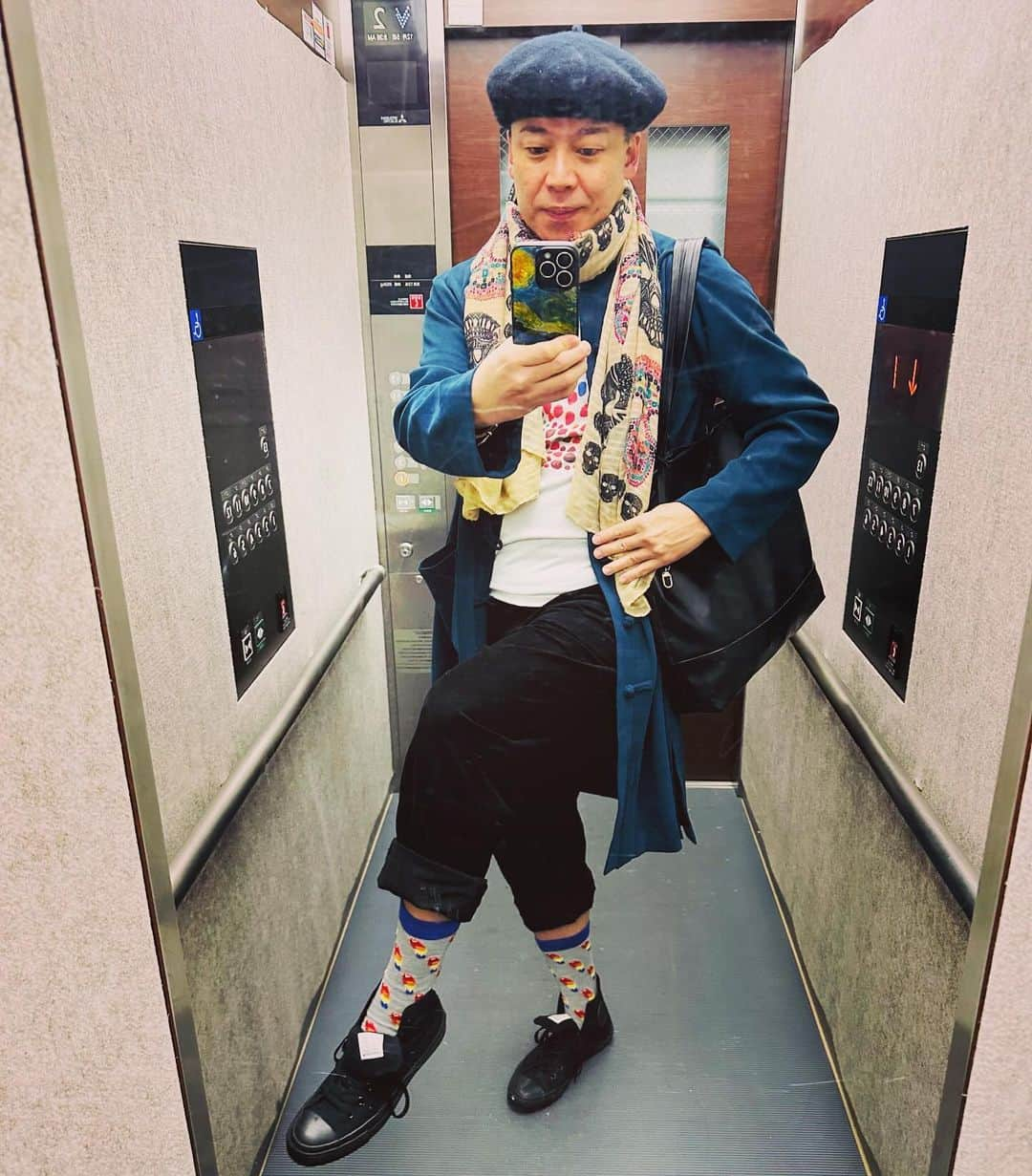 美川憲二のインスタグラム：「今日の私服でおま😉✌️✨✨✨✨  今日は、オリエンタルコーデ‼️ オリエンタルなチャイナカラー、深緑のコート🧥に黒ベレー帽、スカルストール🧣で合わせてみまちた😃💡💡💡  おはようございます☀  今日はこれから　山口県まで、本業、生のステージです〜😙🎵🎵✨✨✨✨✌️  行ってきまーす‼️✈️💨💨 #私服 #ootd  #オリエンタルコーデ #チャイナカラー #黒ベレー帽 #スカルストール #美川憲一 #美川憲二 #ヒデコフランセスカ #オネェ系 #ものまね #今日は本業 #生のステージ #行ってきます」