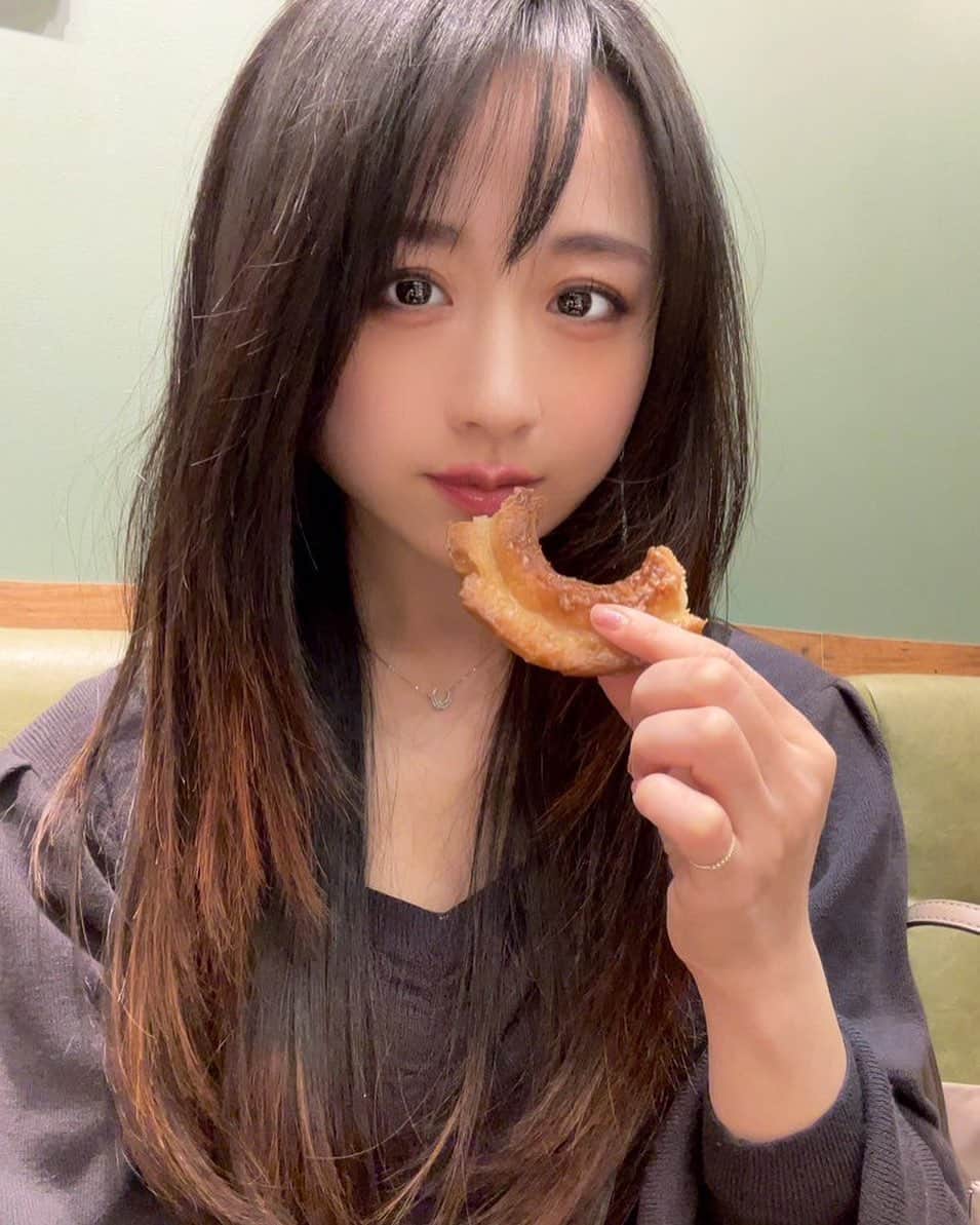 久保亜沙香のインスタグラム：「新作出たって結局何にも入ってないやつ食べちゃうね🍩」