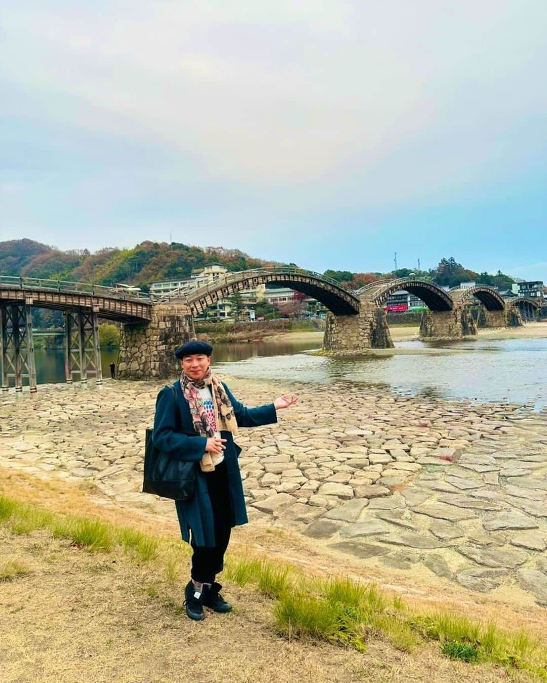 美川憲二のインスタグラム：「錦帯橋と紅葉のコラボよ〜☺️🏟️🍁🍁🍁🍁🍁🍂🍂🍂🍂🍂🍂✨✨✨✨✨  風情があります〜🥰💕💕💕💕💕💕  錦帯橋‼️  錦帯橋‼️  それそれ〜😀😃🏟️⤴️⤴️ #錦帯橋 #岩国市 #山口県 #紅葉 #風情がある #ほっこりタイム #美川憲一 #美川憲二 #ヒデコフランセスカ #オネェ系 #ものまね」