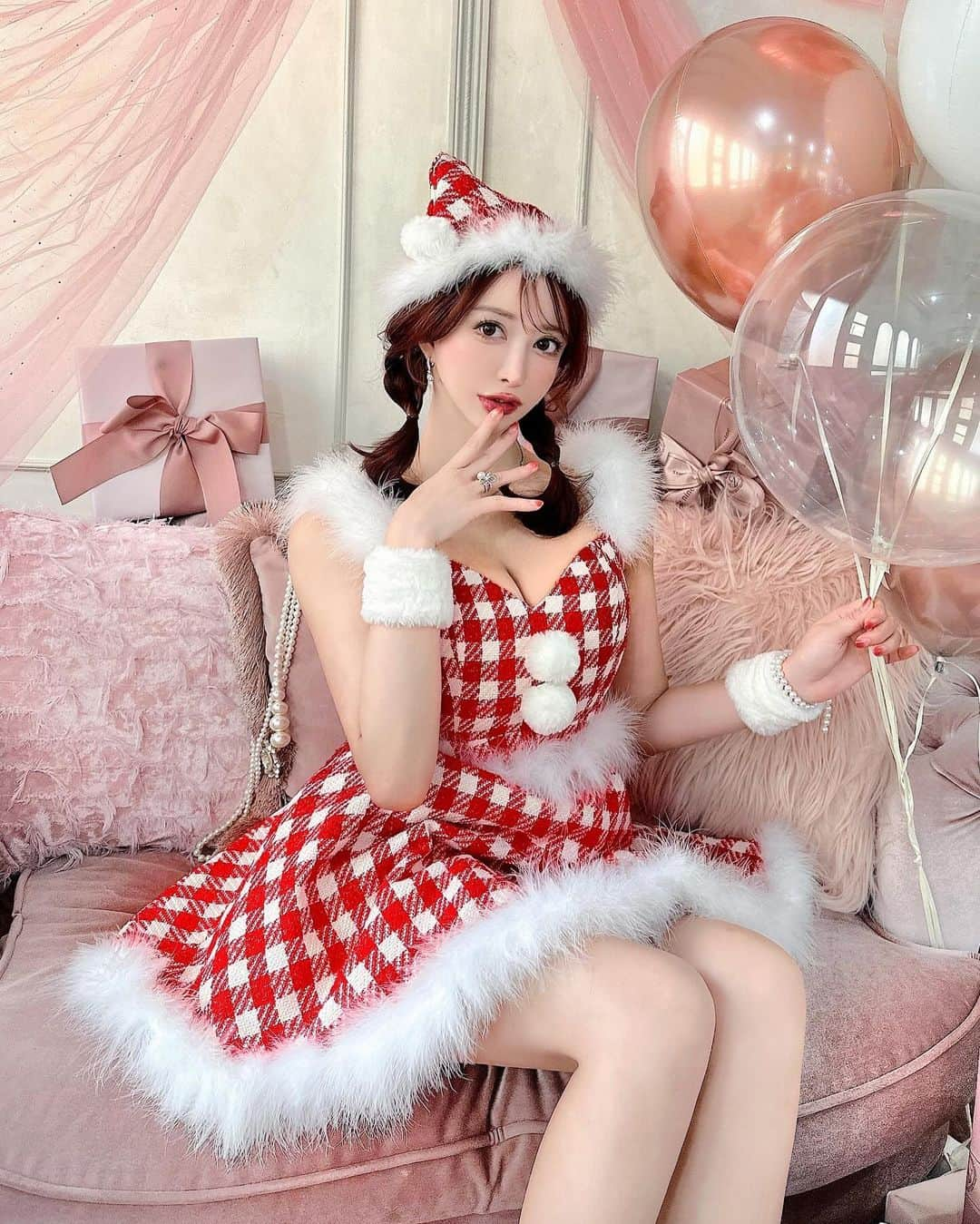 蘭子のインスタグラム：「もうすぐX'mas🎄💓 . 🎅【 @dress_sugar 】 . . . . #クリスマス#クリスマスツリー#クリスマスコーデ#サンタコス#サンタコスプレ#コスプレ#コスプレ女子 #コスプレ撮影#コスプレ写真#コスプレイヤー#ポトレ#ポトレ撮影隊#ポトレ部#キャバ嬢#キャバドレス#キャバクラドレス#ラウンジ嬢#cosplay#cosplaygirl#cosplayer#cosplaygirls」