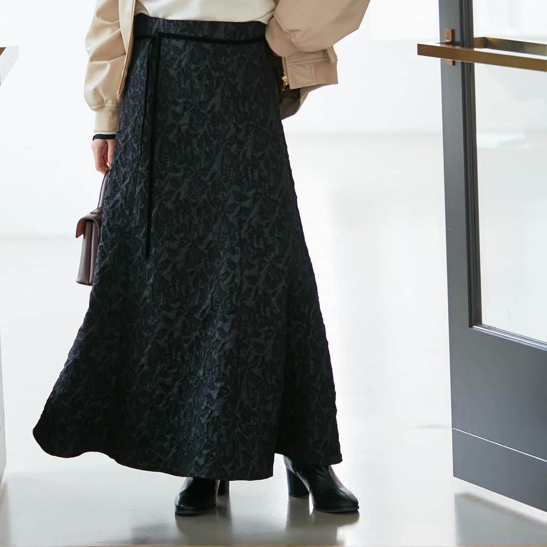 ViSさんのインスタグラム写真 - (ViSInstagram)「【recommended skirt】  オススメスカートのご紹介！  トレンドの膨れジャガード素材。 キレイに広がるフレアシルエットで レディに着こなせます！  #BVC43090 【洗える】ジャガードナローフレアスカート ¥6,919 (税込) ※店舗販売中  スタイリングは @jadorejunonline をチェック！  #vis #vis_jp #ビス#fashion#ootd #大人カジュアル #カジュアルコーデ #カジュアル #レディ#冬コーデ#レディ#トレンド#トレンドファッション#スカート#スカートコーデ #フレアスカート #キレイめ#キレイめコーデ #キレイめカジュアル」12月5日 19時39分 - vis_jp