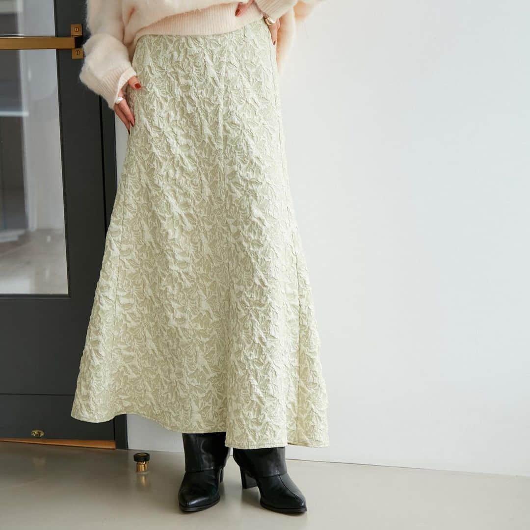 ViSさんのインスタグラム写真 - (ViSInstagram)「【recommended skirt】  オススメスカートのご紹介！  トレンドの膨れジャガード素材。 キレイに広がるフレアシルエットで レディに着こなせます！  #BVC43090 【洗える】ジャガードナローフレアスカート ¥6,919 (税込) ※店舗販売中  スタイリングは @jadorejunonline をチェック！  #vis #vis_jp #ビス#fashion#ootd #大人カジュアル #カジュアルコーデ #カジュアル #レディ#冬コーデ#レディ#トレンド#トレンドファッション#スカート#スカートコーデ #フレアスカート #キレイめ#キレイめコーデ #キレイめカジュアル」12月5日 19時39分 - vis_jp