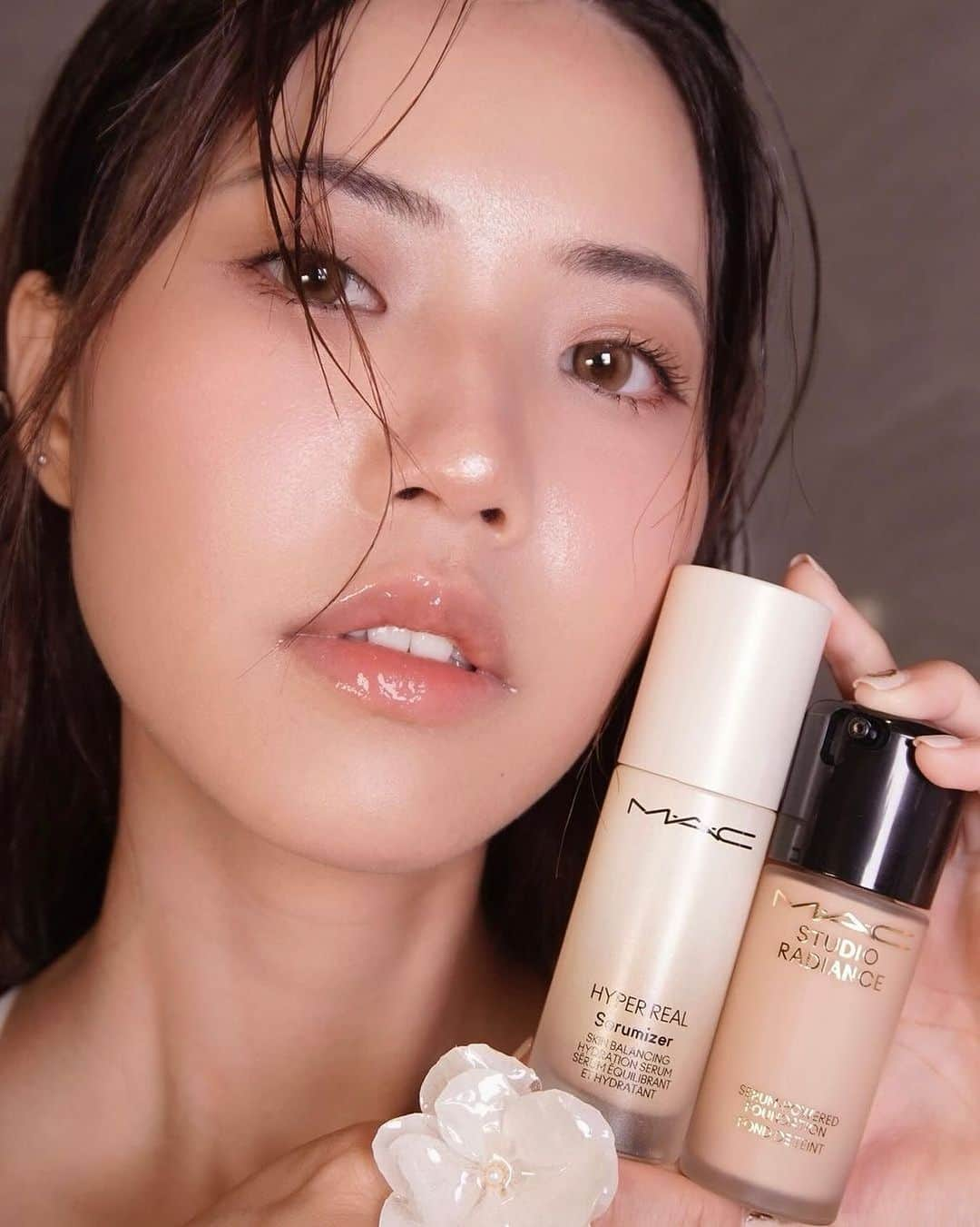 M·A·C Cosmetics Hong Kongのインスタグラム：「皮膚又乾又暗無神采？ 立即學@sying.yau 嘅冬日養膚底妝三文治法💫  ✔️#貼妝保鮮水 - 瞬間補水喚醒疲憊肌💦 ✔️#貼妝花瓣精華* - 重塑兼平滑膚質，由肌底開始建立水庫 ✔️#養膚美顏底霜 - 提亮、去黃、補水同步養顏 ✔️#追光粉底 - 注入33大養膚成分，塑出原生光感肌  層層注水，膚質自然水嫩彈滑有光澤✨  🤍 94% 用家表示產品有助提升肌膚狀況及外觀* （*對122位亞洲顧客，早晚使用四星期後進行測試）  Product featured: Hyper Real Skin Balancing Hydrating Serum 清透煥顏修護精華 - HK495/30ml, HK$320/15ml Prep + Prime Fix+ 妝前瞬間定妝噴霧 - HK$245 Studio Radiance Serum-powered Foundation 亮肌輕透精華粉底 - HK$410 LIGHTFUL C+ Coral Grass Tinted Primer C+光透養膚防曬底霜 - HK$390 #MACLightfulC #MAC專業訂製 #MAC實力底妝 #MAC貼身妝藝 #MACStudioRadiance  #MACHyperReal #MACSkinArtistry #MACHongKong #Regram from @sying.yau  Keep dull and dry skin in curb this winter!💫 Follow @sying.yau for her 4-step recipe:  ✔️Spray the Prep + Prime Fix+ on face to instantly fresh up your skin with moisture boost ✔️Retexturise and smooth your skin with Hyper Real Skin Balancing Hydrating Serum*  ✔️Brighten, tint and hydrate your skin with LIGHTFUL C+ Coral Grass Tinted Primer in one-go ✔️Unleash your lit-from-within with Studio Radiance Serum-powered Foundation, thanks to its 33 skin-loving ingredients Time to saturate skin with a concentrated boost of hydration  by these high-performance products now💦  🤍94% said this product improved the appearance of skin texture after 4 weeks* (*Consumer testing on 122 Asian panelists after four weeks of use, twice a day.)」