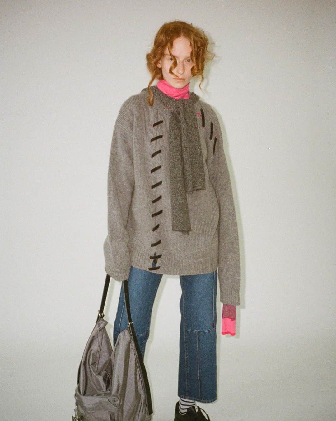 sodukさんのインスタグラム写真 - (sodukInstagram)「sara in #soduk - bridge knit / gray - one long knit top / pink - line jeans / blue - flat knit cap / gray  #soduk23fw」12月5日 18時17分 - soduk_official