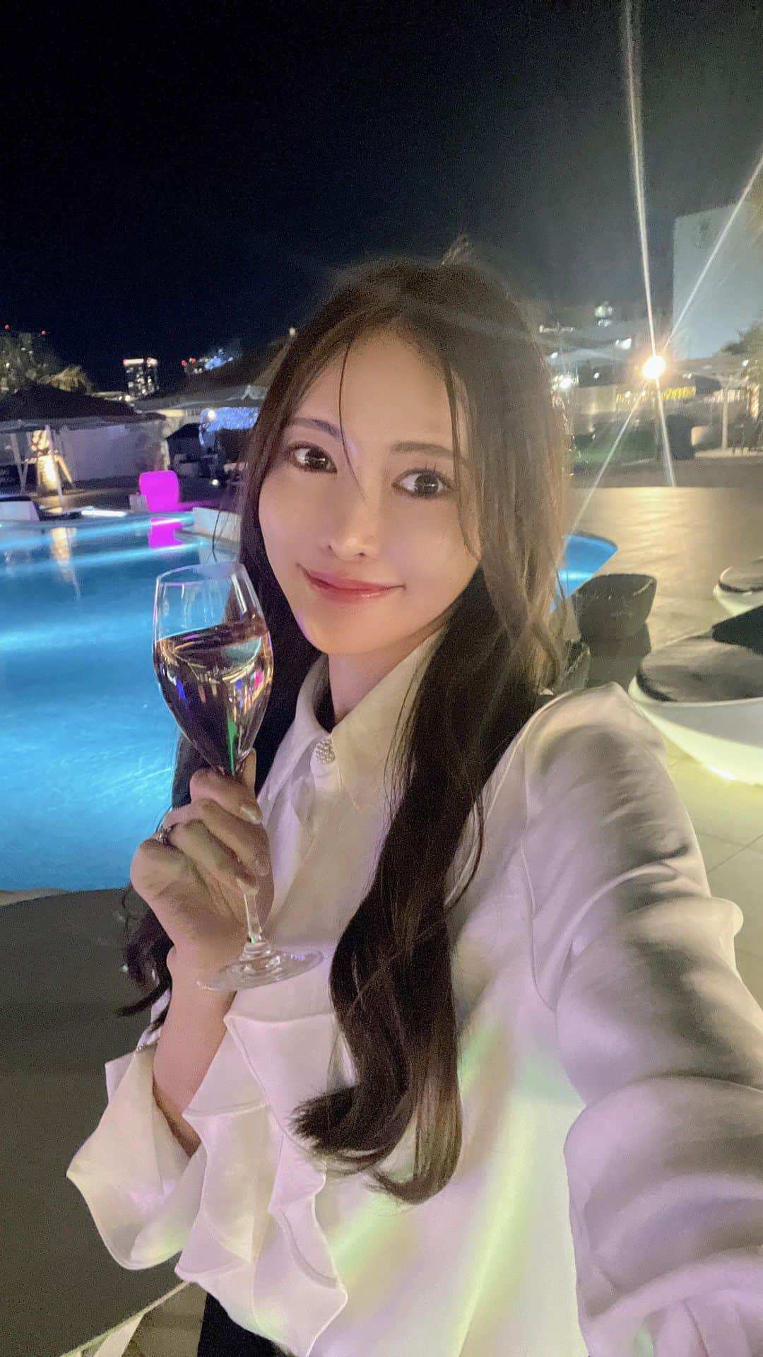 清水愛美のインスタグラム：「楽しいイベントにご招待して いただきました🥰🥂💞💞  ずっと行ってみたかった キラナガーデンで お洒落なフレシネをいただきました🍸❤️  ボトルもキラキラしていて ほんとに可愛い！誕生日やクリスマス🎄にも ピッタリ✨✨ 辛口なスパークリングワインです🩷  美しいみゆちゃんとも 乾杯🥂して最高のロケーションで 楽しめました🥰🥂🩷  #フレシネ　#pr #スパークリングワイン #サントリー #サントリーさんからキラキラのフレシネをいただきました」