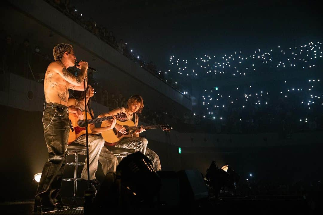 ソニー・ミュージック洋楽さんのインスタグラム写真 - (ソニー・ミュージック洋楽Instagram)「⚠️ネタバレあり⚠️ 🎸マネスキン待望のジャパン・ツアー🎤ライブレポート&写真⚡️   世界中を席巻しているイタリアのロック・バンド“マネスキン”の待望のジャパン・ツアーが12月2日の有明アリーナ公演を皮切りにスタート🔥 サマソニ2022からさらにパワーアップし、熱狂と興奮が渦巻いたツアー初日の模様をライブ写真と共に速報でお届け⚡️  すでに参戦された方、これから参戦される方は是非コメントで教えてね✅    ⚠️以下、ネタバレ注意⚠️ ↓　↓　↓　↓　↓　↓　↓  四方八方から眩いライトに照らされたステージ上に幕がついたまま、オープニングナンバーの「DON’T WANNA SLEEP」がスタート。幕の内側から「Tokyo！」とダミアーノ（Vo）が叫ぶ。1コーラス近く過ぎたあたりで幕が下り、メンバーの姿が見えると会場の熱狂は早くも最高潮に。その後も「GOSSIP」「ZITTI E BUONI」と彼らを代表するナンバーが続き、休む間もなくLIVEは進行する。    最初のMCで、  「Hi Tokyo こんばんは。ここに戻って来られて本当にハッピーだ。開演前から既に来た甲斐があったと思ったよ。始まる前から歓声を上げてくれただろう？みんな既に立ち上がっていたし。最高の観衆だ！」  と述べ、そこから最新ヒット曲であり、先日TV番組でも披露した「HONEY（ARE U COMING？）」がスタート。その後も「SUPERMODEL」「BEGGIN‘」などのヒット曲、最新アルバムのニュー・ヴァージョン『RUSH！（ARE U COMING？）』からの新曲などが随所に組み込まれたセットリストで、時にはステージ下に降り、アリーナの通路で演奏するなど多彩なパフォーマンスを魅せる。  ⁡ ライブ中盤になるとアリーナ後方に小さなステージが浮かび上がり、ダミアーノ、イーサン（Dr）、トーマス（Ｇ）が登場。イーサンはスティックからギターに持ち替え、3人態勢でアコースティック・セクションがスタート。「TRASTEVERE」「TIMEZONE」の２曲を披露し、これまでの激しさとは打って変わった優しく、美しい演奏が会場を包み込んだ。    メイン・ステージに戻り、イーサンのカウントからイーサンとヴィクトリア（B）によるセッションがスタート、そして「I WANNA BE YOUR SLAVE」を披露。また「ずっと長い間この曲を紹介するのを待っていたんだ。誰もが知っているイタリア語の言葉がひとつある。それは、実はこの国(日本)のおかげなんだ。だって日本で生まれたキャラクターがいつも言っているセリフだからね。ということでみんな、スーパーマリオみたいに(笑)こう言ってみよう。(マリオ風の声で)マンマミーア～！Let's go!」というMCから、「MAMMAMIA」を披露。その後もアップテンポなナンバーが続き、LIVEは終盤へ。ラストナンバー「KOOL KIDS」がスタートすると、ステージ上に約30人のオーディエンスも上がり、メンバーと一緒にもみくちゃになりながらのプレイはアリーナ会場がライヴハウスになったかのようであった。    アンコールはトーマスによるギター・ソロから、バラード楽曲「THE LONELIEST」を披露。そしてアンコールラストはこの日2度目の「I WANNA BE YOUR SLAVE」で再び熱狂の渦に会場を巻き込み、LIVEは終了。  「Thank you Tokyo!　アリガトウゴザイマス！また会おう！」の言葉を残し、ステージを後にしたメンバー。この日のLIVEは参加した全ての人にとって忘れられない夜となっただろう。   各公演のセトリプレイリストはこちら🎧 🔗https://ManeskinJP.lnk.to/setlists2023IA   【マネスキン「Rush！WORLD TOUR」】  東京 2023年 12⽉2⽇(⼟) 有明アリーナ⇒SOLD OUT  東京 2023年 12⽉3⽇(⽇) 有明アリーナ⇒SOLD OUT  東京 2023年 12⽉5⽇(⽕) 東京ガーデンシアター⇒SOLD OUT  兵庫 2023年 12⽉7⽇(⽊) 神⼾ワールド記念ホール⇒SOLD OUT    Photo by Fabio Germinario ⁡ #maneskin#マネスキン#RushTour#damianodavid#thomasraggi#victoriadeangelis#ethantorchio#ロック#rock#洋楽#洋楽好き#音楽のある生活#来日#来日公演#ライブ #ソニー洋楽来日情報」12月5日 18時10分 - sonymusic_jp