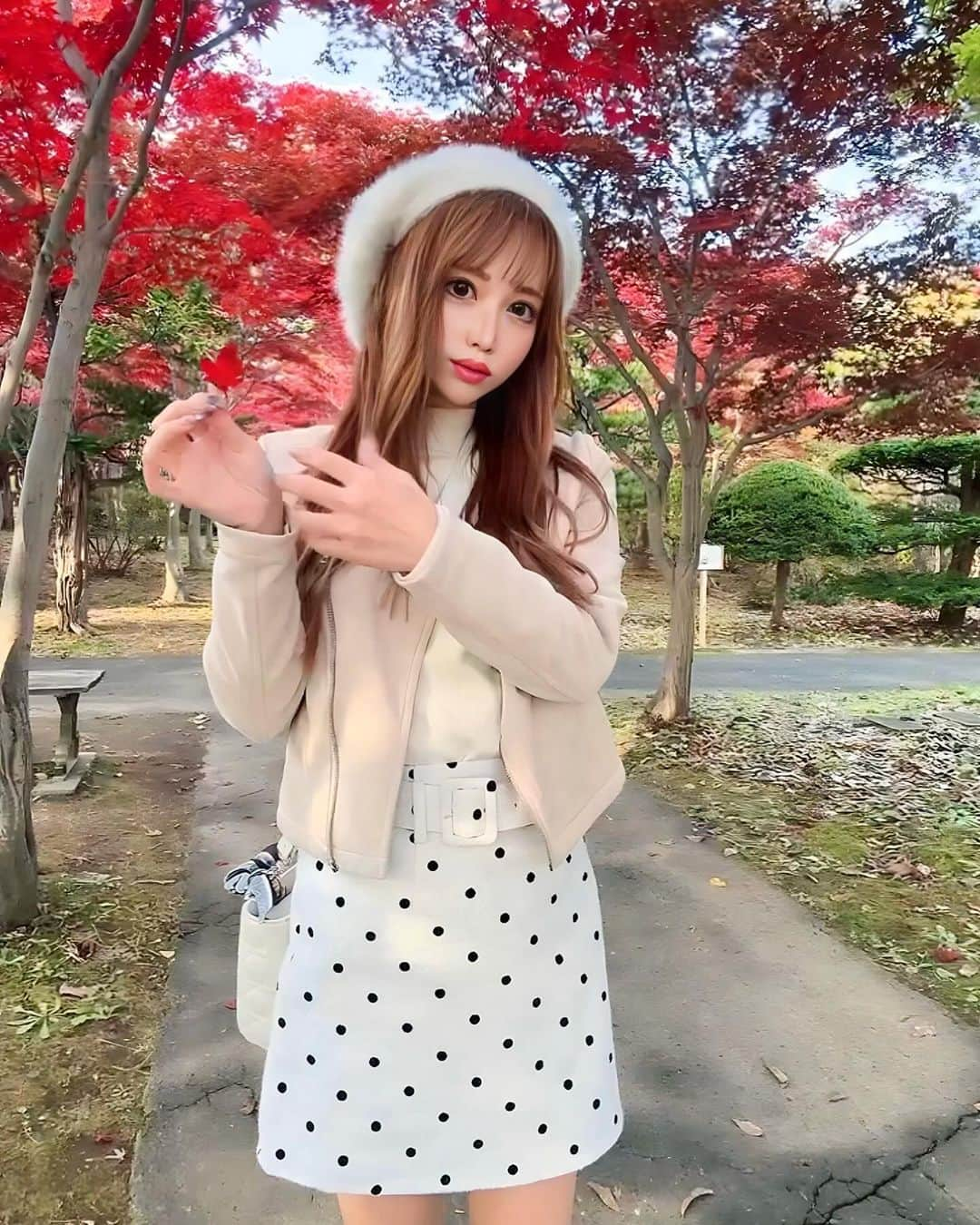 北山美奈のインスタグラム：「10月の紅葉🍁 今年は雪虫大量発生で笑えませんでした（入るから） なんのポーズ🤔😑  #バルセロナグループ #ラウンジ凛 #札幌 #すすきの #ススキノ #キャバクラ #キャバ嬢 #キャバクラ嬢 #ニュークラブ #ニュークラ #ニュークラ嬢 #キャバ #ラウンジ #ラウンジ嬢 #ホステス #すすきのキャバクラ #すすきのキャバ嬢 #すすきのグルメ#美脚#美乳#札幌旅行 #美人 #美女 #可愛い #可愛い女の子 #博多#錦#六本木#紅葉#紅葉スポット」