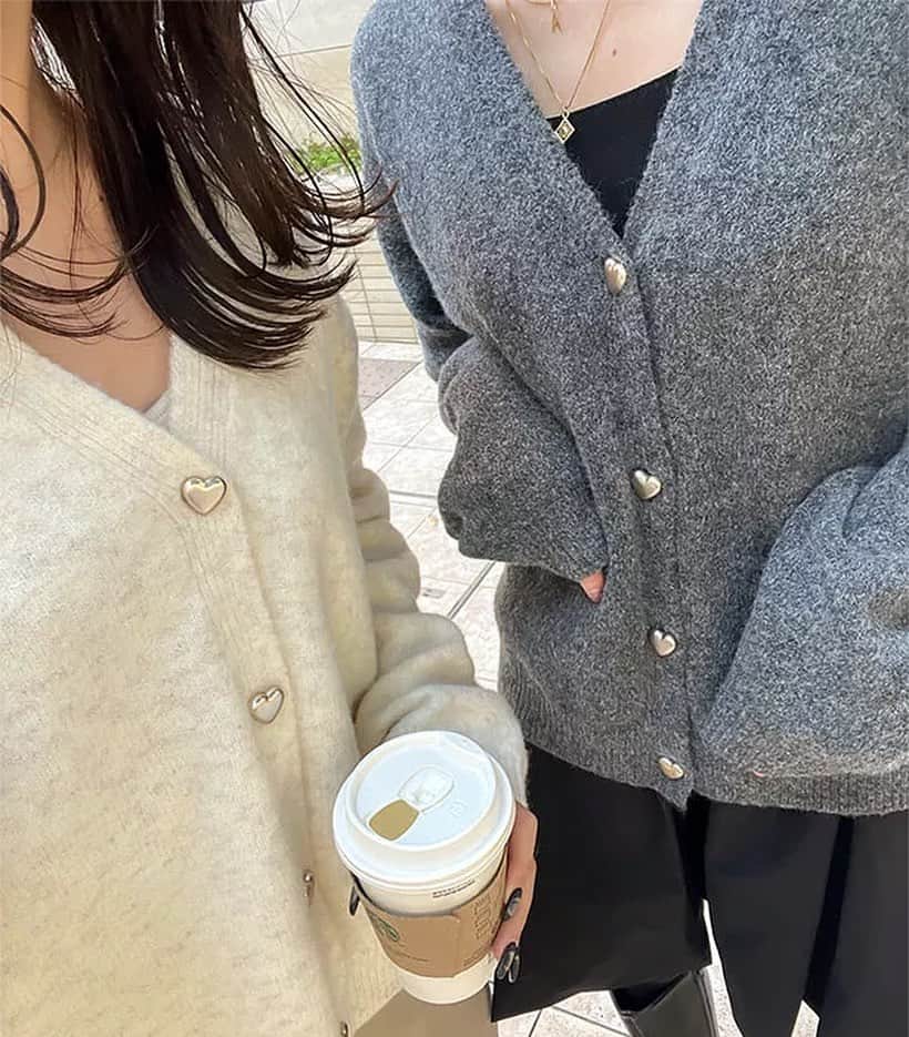 のインスタグラム：「【NEW ARRIVAL✨】  本日12:00〜発売！既に大人気で 完売カラーも出ています🫢  ハートモチーフのボタンが可愛すぎる カーディガン✨お早めにチェックしてくださいね！  アイテム詳細は商品ページでご確認ください🤲 ーーーーーーーーーーーー #カーディガン C6945 ーーーーーーーーーーーー  ※その他アイテムはモデルさんの私物もございます。 ※完売アイテムもございますのでご了承ください。 . . #kobelettuce#神戸レタス#プチプラコーデ#今日のコーデ#ファッション#ootd#outfit #冬服 #冬コーデ #綺麗めコーデ#ニットコーデ #カーディガンコーデ」