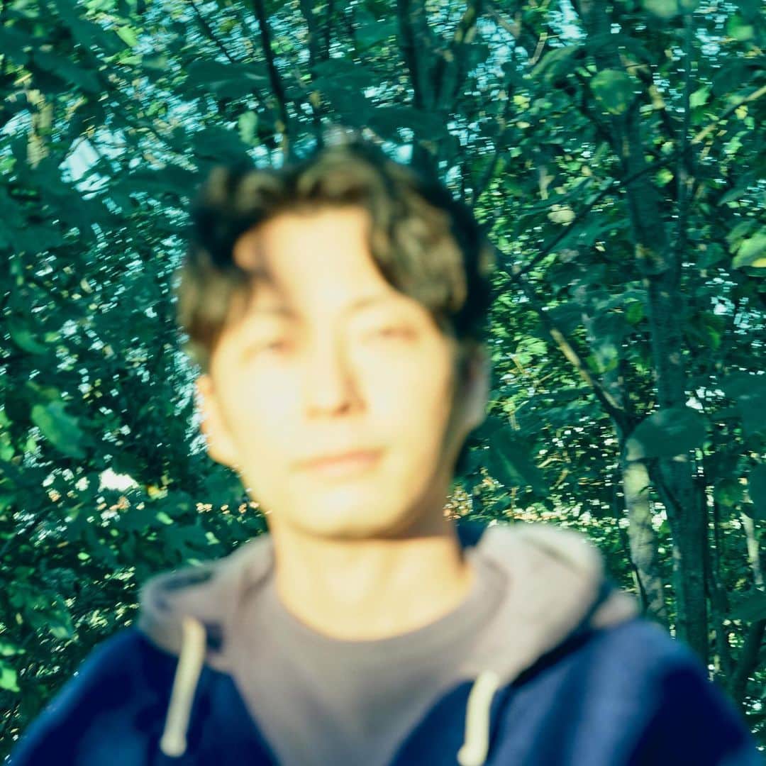 星野源さんのインスタグラム写真 - (星野源Instagram)「12/27(水) リリースのNew single『光の跡／生命体』のジャケット＆収録曲です。  星野源 『光の跡／生命体』 1. 光の跡 2. 生命体 3. おともだち 4. Beyond the Sequence   まだ謎を残してしまっている新曲「光の跡」、世界陸上＆アジア大会のテーマソング「生命体」、オードリーのオールナイトニッポンin東京ドームの主題歌「おともだち」、出演していたUCCのCMに制作したInstrumental楽曲「Beyond the Sequence」が収録されています。  すっっっっごいのできたので、マジでよろしくお願いします！  まだ言えないことがあるのよとか、なんでタイトル未定にしてたのかわかんなくなってきたとか、今夜のオールナイトニッポンで話した気がしますので、聴いてね。「おともだち」も流れます。  #星野源_光の跡   ・Gen Hoshino - “Why / Life”  December 27 (Wed.) 1. Why 2. Life 3. Odd Couple 4. Beyond the Sequence  My latest single features: “Why,” my newest song which still has some details I can’t disclose yet; “Life,” the theme song for the live coverage of the World Athletics Championships and 19th Asian Games; “Odd Couple,” the theme song for my comedian friends’ event “Audrey’s All Night Nippon in Tokyo Dome”; and the instrumental song “Beyond the Sequence.”  Man, “Why” is an incredible song. I think all my hard work in 2023 culminated in this song. I hope you’ll like it.  ・12/17(三)發行 星野源《光の跡／生命体》(Why / Life) 1.光の跡 (Why)  2.生命体 (Life)  3.おともだち (Odd Couple)  4.Beyond the Sequence  收錄了還無法詳細公開的新曲<光の跡(Why)>、世界田徑錦標賽與亞洲運動會主題曲<生命体(Life)>、我的搞笑藝人朋友Audrey的活動All Night Nippon in 東京巨蛋主題曲<おともだち(Odd Couple)>、以及Instrumental曲目<Beyond the Sequence>。  <光の跡(Why)> 是一首超讚的歌。 我覺得2023年所有努力都在這首歌呈現了。敬請期待。  ・12월 27일(수) 릴리스 호시노 겐 <光の跡／生命体> (Why / Life) 1.光の跡 (Why)  2.生命体 (Life)  3.おともだち (Odd Couple)  4.Beyond the Sequence  아직 알려드릴 수 없는 정보가 포함되어 있는 ’光の跡(Why)‘, TBS 계열 ”세계 육상” & “항저우 아시안 게임“ 주제곡 ’生命体(Life)‘, 친구이기도 한 개그맨 오도리의 이벤트 “오도리의 올 나이트 닛폰 in 도쿄돔” 주제곡 ’おともだち(Odd Couple)‘, 인스트루멘탈 곡 ’Beyond the Sequence‘가 수록됐습니다.  멋진 곡이 완성되었습니다. ‘光の跡(Why)‘. 이 곡을 위해 2023년 한 해 동안 열심히 노력한 것 같습니다. 출시를 기대해 주세요.」12月5日 18時13分 - iamgenhoshino