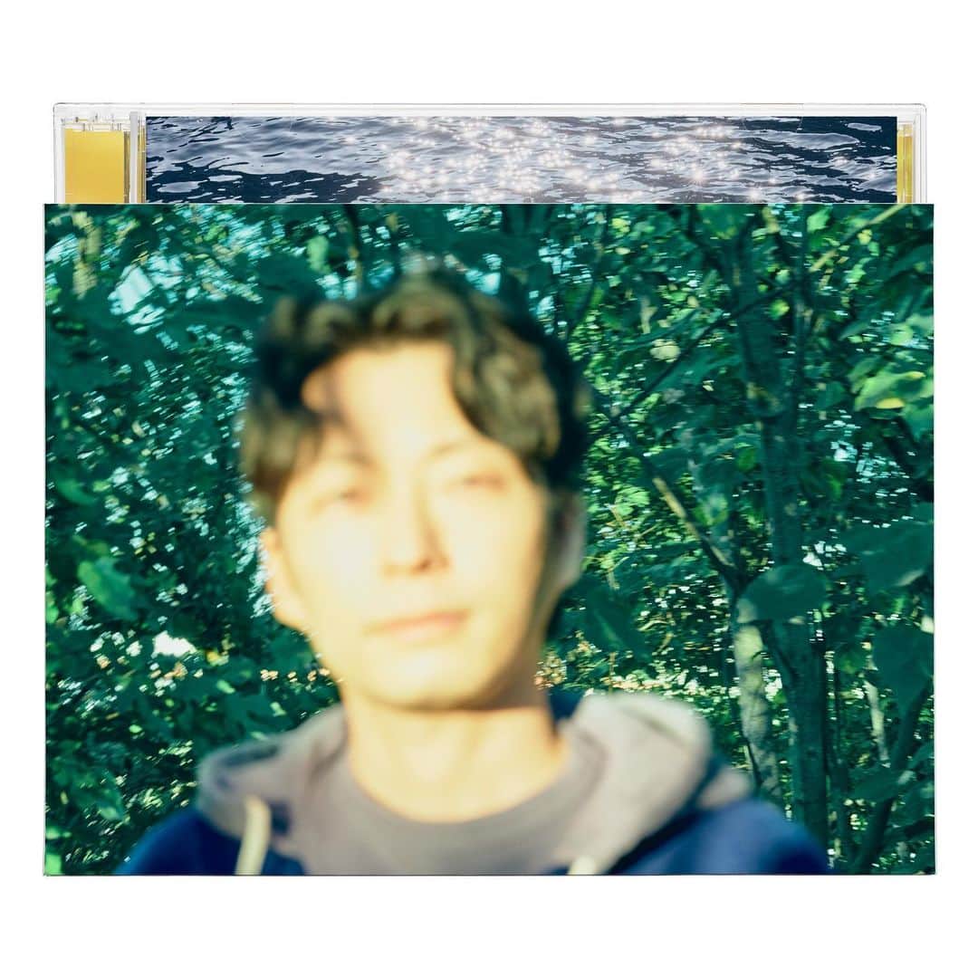 星野源さんのインスタグラム写真 - (星野源Instagram)「12/27(水) リリースのNew single『光の跡／生命体』のジャケット＆収録曲です。  星野源 『光の跡／生命体』 1. 光の跡 2. 生命体 3. おともだち 4. Beyond the Sequence   まだ謎を残してしまっている新曲「光の跡」、世界陸上＆アジア大会のテーマソング「生命体」、オードリーのオールナイトニッポンin東京ドームの主題歌「おともだち」、出演していたUCCのCMに制作したInstrumental楽曲「Beyond the Sequence」が収録されています。  すっっっっごいのできたので、マジでよろしくお願いします！  まだ言えないことがあるのよとか、なんでタイトル未定にしてたのかわかんなくなってきたとか、今夜のオールナイトニッポンで話した気がしますので、聴いてね。「おともだち」も流れます。  #星野源_光の跡   ・Gen Hoshino - “Why / Life”  December 27 (Wed.) 1. Why 2. Life 3. Odd Couple 4. Beyond the Sequence  My latest single features: “Why,” my newest song which still has some details I can’t disclose yet; “Life,” the theme song for the live coverage of the World Athletics Championships and 19th Asian Games; “Odd Couple,” the theme song for my comedian friends’ event “Audrey’s All Night Nippon in Tokyo Dome”; and the instrumental song “Beyond the Sequence.”  Man, “Why” is an incredible song. I think all my hard work in 2023 culminated in this song. I hope you’ll like it.  ・12/17(三)發行 星野源《光の跡／生命体》(Why / Life) 1.光の跡 (Why)  2.生命体 (Life)  3.おともだち (Odd Couple)  4.Beyond the Sequence  收錄了還無法詳細公開的新曲<光の跡(Why)>、世界田徑錦標賽與亞洲運動會主題曲<生命体(Life)>、我的搞笑藝人朋友Audrey的活動All Night Nippon in 東京巨蛋主題曲<おともだち(Odd Couple)>、以及Instrumental曲目<Beyond the Sequence>。  <光の跡(Why)> 是一首超讚的歌。 我覺得2023年所有努力都在這首歌呈現了。敬請期待。  ・12월 27일(수) 릴리스 호시노 겐 <光の跡／生命体> (Why / Life) 1.光の跡 (Why)  2.生命体 (Life)  3.おともだち (Odd Couple)  4.Beyond the Sequence  아직 알려드릴 수 없는 정보가 포함되어 있는 ’光の跡(Why)‘, TBS 계열 ”세계 육상” & “항저우 아시안 게임“ 주제곡 ’生命体(Life)‘, 친구이기도 한 개그맨 오도리의 이벤트 “오도리의 올 나이트 닛폰 in 도쿄돔” 주제곡 ’おともだち(Odd Couple)‘, 인스트루멘탈 곡 ’Beyond the Sequence‘가 수록됐습니다.  멋진 곡이 완성되었습니다. ‘光の跡(Why)‘. 이 곡을 위해 2023년 한 해 동안 열심히 노력한 것 같습니다. 출시를 기대해 주세요.」12月5日 18時13分 - iamgenhoshino