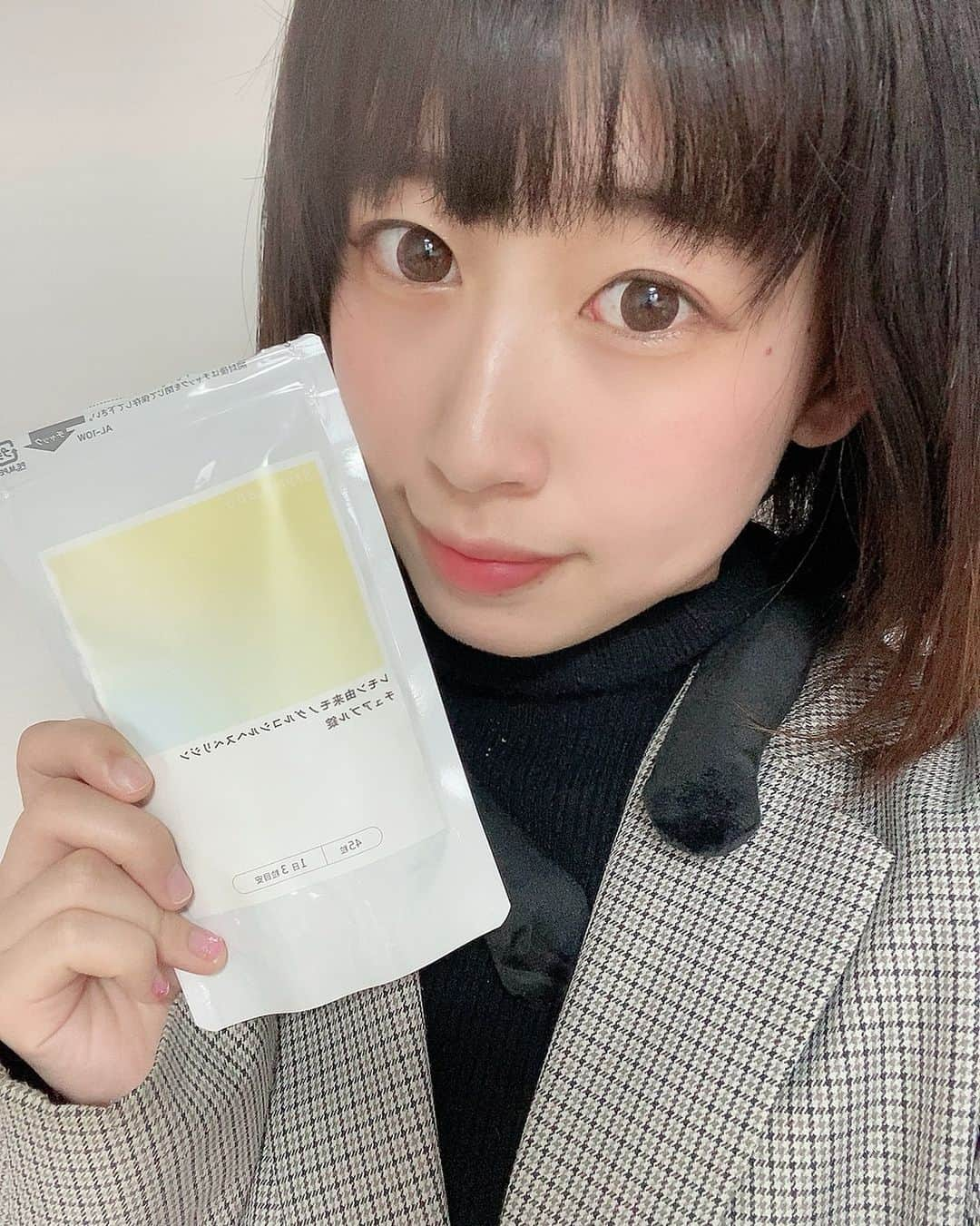 桜愛美さんのインスタグラム写真 - (桜愛美Instagram)「style Labo!!  この度、@style_labo88 様より むくみがとれたように感じるサプリを提供いただきました🍋  味わいは、懐かしいレモンの味！ 酸っぱすぎずお菓子感覚で食べれちゃうサプリって初めてだから続けられそう✨  血流促進や身体の水分量を調節してくれるんだって！！  詳しくはこちら → @style_labo88  【商品の特徴】 1. 限定2,000袋販売中！ 2. レモン味で甘酸っぱくて美味しい！ 3. チュアブルタイプの水なしで食べられるので新感覚！ 4. 市場一般製品の2倍レモン由来モノグルコシルヘスペリジンを配合！ 5. 1回約66円で顔・脚がスッキリ！  #PR #stylelabo #レモグル #福岡住み」12月5日 18時14分 - manami_guitars