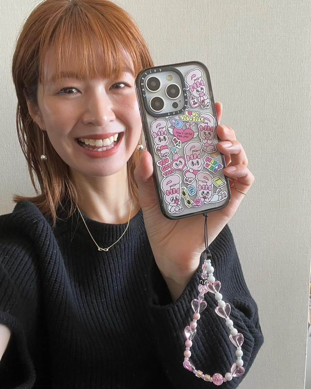 木村沙織さんのインスタグラム写真 - (木村沙織Instagram)「. CASETiFYから iPhone15に対応したケースが発売されたので 早速ゲット📱🫶🏼  . CASETiFYのインパクトケースは耐久性が高いのと デザインが豊富なのところが大好きで iPhoneが変わるたびに購入しています☺️🔁✨  . 従来よりさらにスリム化して　 軽くなっているので持ちやすい〜🥹🥹👍🏼 . . 普段は自分でカスタムするのが好きだけど、 今回は初めてキャラクタープリントにして ストラップもつけてみました💖  . かわいい上にストラップがリアルに便利すぎるので、 これからマストアイテムになりそうです🥹❤️‍🔥  . . ＠CASETiFY_JPで使える 10%OFFのプロモコードいただいたので、ぜひ使ってねー☺️☺️ . プロモコード：10SAORI . . #PR #CASETiFY  #ShowYourColors #iPhone15 @casetify_jp @casetify 　 #スマホショルダー」12月5日 18時15分 - saoriiiii819