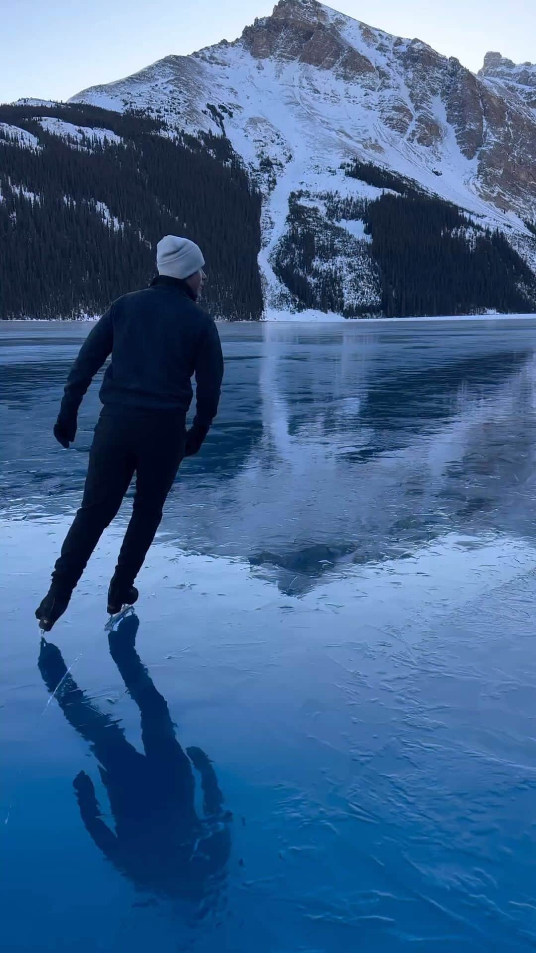 Live To Exploreのインスタグラム：「Carve your own path through the powdery paradise of Banff National Park via @brycechudak! ❄️🏔️🎿   💡Nestled amidst the majestic Canadian Rockies, Banff National Park beckons skiers and snowboarders with its world-class resorts, breathtaking scenery, and abundance of snow. Three renowned resorts, Sunshine Village, Lake Louise Ski Resort, and Mount Norquay, collectively known as SkiBig3, offer a diverse range of terrain catering to all skill levels.   Spread the travel inspiration by sharing this post with your fellow explorers! 😍  🎥 : @brycechudak 📍Banff National Park」