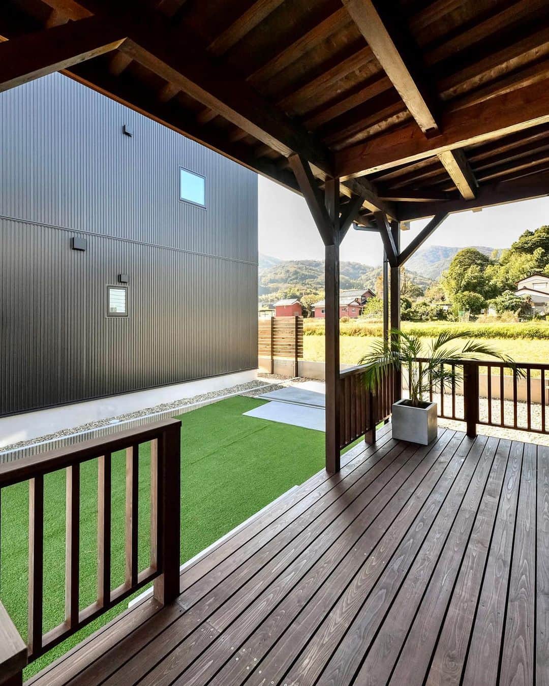 無垢 スタイルの注文住宅あめりか屋さんのインスタグラム写真 - (無垢 スタイルの注文住宅あめりか屋Instagram)「どれがスキ？ 色々なテイストのお庭集めました〜😄 ⁡ #庭 #カバードポーチ ⁡ #あめりか屋 はカリフォルニアデザインやサーファーズハウス のような、アメリカンデザインから、無垢フローリングをつかった自由設計のおしゃれな家やかっこいい家、シンプルな家を建てるのが得意です🐰 ⁡ 弊社施工エリアで 住まい の #一戸建て #注文住宅 の #新築 から小規模の #リフォーム などマイホーム計画 の方にはカタログや 施工事例 などを無料で送らせていただきます🐶 ⁡ 公式LINEアカウントやホームページの資料請求ページやお電話（TEL 0770-22-0577）にてお気軽にお問い合わせくださいね～🎁 ⁡ 【施工エリア】 福井県 敦賀市 の本社から車で60分以内の 敦賀・美浜町・若狭町・小浜市・おおい町・高浜町が基本的な施工エリアで、たまに長浜市・高島市 へも行かせていただいてます🍦 ⁡ -　-　-　-　-　-　- 他の施工事例⇒ @amerikayaarchitecture -　-　-　-　-　-　-  ⁡ 管理人は @hidekazu_shinohara という愉快な社長です（笑）一緒に #マイホーム #新築一戸建て を #家づくり していきましょう😁」12月5日 18時27分 - amerikayaarchitecture