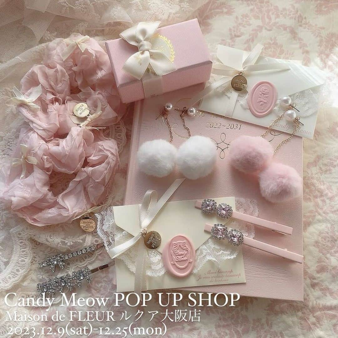 maisondefleur_pressのインスタグラム：「【Candy Meow POP UP SHOP】  いよいよ今週末開催！ 12/9(sat)-12/25(mon)の期間限定で Maison de FLEURルクア大阪店にて 人気アクセサリーブランド”Candy Meow”の POP UP SHOPを開催いたします♪  新作を含むコラボアイテムや Maison de FLEUR 10周年アニバーサリーイベント で販売したアイテムも一部ご用意🎀  販売予定のアイテムを少しだけご紹介します💐  ☑Fluffy fur pierce ¥5,060 tax in  ☑Fluffy ribbon chouchou (ホワイト、ピンク2個セット)  ¥3,600 tax in  ☑Silver bow hairpins (2個セット) ¥2,700 tax in  ☑Pink bijou hairpins (2個セット) ¥2,700 tax in  ────── Candy Meow POP UP SHOP ──────  【期間】12/9(sat)-12/25(mon)  【場所】Maison de FLEURルクア大阪店  【営業時間】10:30～20:30 ※営業時間は状況により変更となる可能性がございます。 . . “Candy Meow”とは🎀 ( @candymeow_official )  Classic＆Girlyをコンセプトに 上品なアンティーク感とモダンな愛らしさを纏った ハンドメイドアクセサリーを展開。 身に着ける人の心を温めるお守りのような存在に なれますように… アクセサリー他、デザイナー自身が国内外からセレクトした インテリア雑貨、小物、食器なども展開中♪  ──────────────────────── 【注意事項】 ※初日より1週間は、お一人様、1アイテム、1カラーにつき2点までのご購入とさせていただきます。 ※販売初日のお取り置きは不可。2日目以降は可能です。 ※お取り置きは開催期間中にご来店いただける方のみとさせていただきます。 ※他店舗へのお取り寄せは不可。  みなさまのご来店を心よりお待ちしております♪ . . #maisondefleur #candymeow #メゾンドフルール #popupshop #期間限定shop　 #accessory #pierce #necklace #rose #ribbon #pearl #pink #paris #france #vintage #ballet #アクセサリー #ピアス #ネックレス #ローズ #リボン #パール #ピンク #バレッタ #アンティーク #ビンテージ #ハンドメイドアクセサリー」