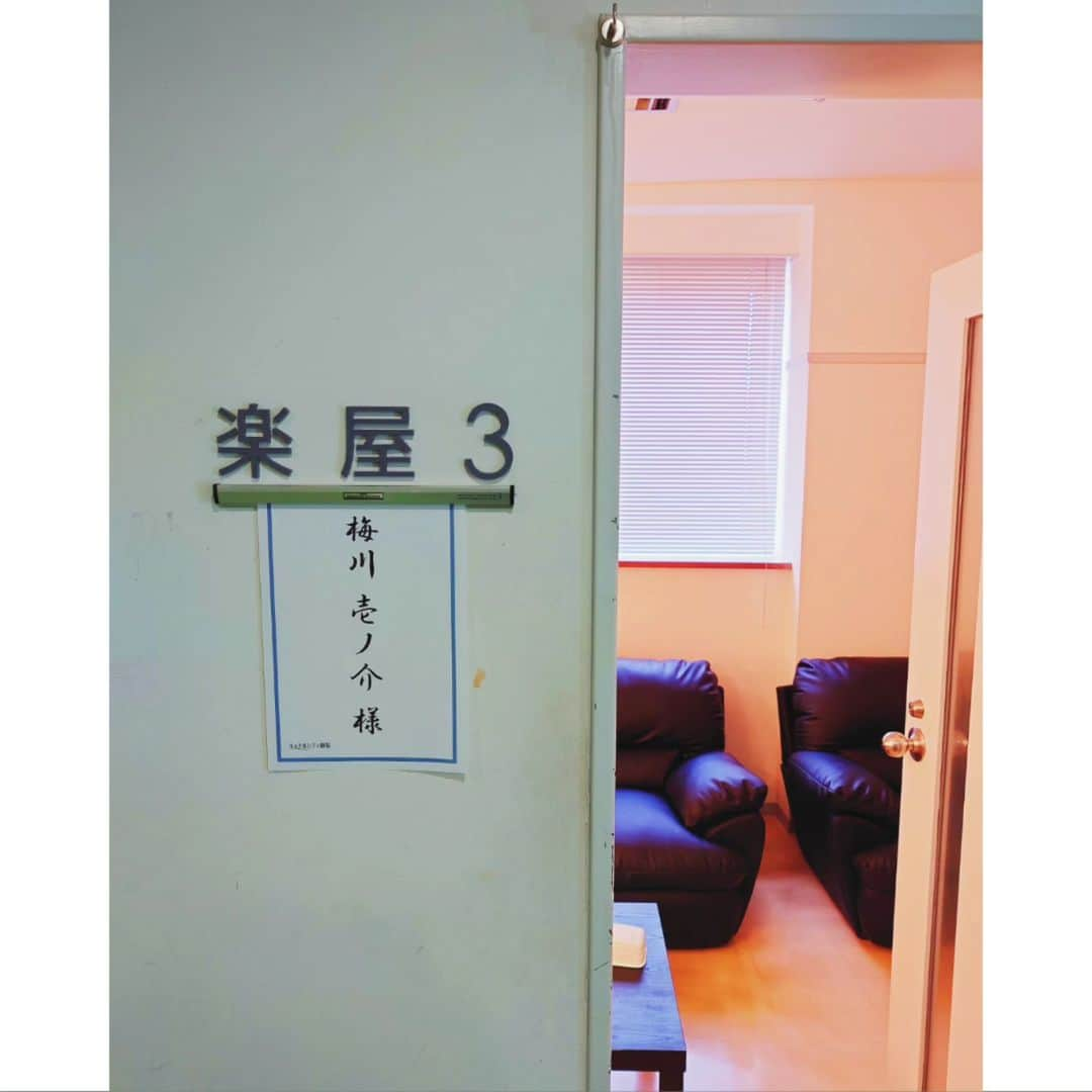 梅川壱ノ介（舞踊家）さんのインスタグラム写真 - (梅川壱ノ介（舞踊家）Instagram)「. 僕の人生を変えてくれた劇場 ￣￣￣￣￣￣￣￣￣￣￣￣￣￣￣￣￣￣ 去る、2023/11/23 福岡にございます、キャナルシティ劇場におきまして、師匠でございます、坂東玉三郎先生の《お話と素踊り》の公演にご一緒させていただきました。  このキャナルシティ劇場は 今から25年前、僕が中学3年生の春休みにふと新聞の広告で劇団四季の《美女と野獣》のミュージカルを見て、すぐにチケットを買い、初めてミュージカルを観た劇場でした。それまで日田市という田舎町で育ち、舞台やミュージカルといった華やかな世界を知りませんでしたので、《美女と野獣》の幕が上がった瞬間、僕は心を奪われ、舞台の虜になりました。  その時の光景は今でも色褪せることなく、僕の心に残っており、熱く思ったことは《僕は舞台人になる》ということでした。  それからミュージカルの世界を目指し、高校に入り声楽を、大学に入りバレエを習い始めました。  そして、先日の11/23、 僕は玉三郎先生と25年前に客席から見ていた舞台に立ちました。本当に時間は尊く、そして偉大であることを実感しました。  この日、開場前に玉三郎先生と照明合わせ、音響映像チェックをしているとき、この25年が走馬灯のように駆け巡り、なんだか胸が熱くなり、涙が溢れてきました。  今までの25年間は楽しいときも、幸せなときも、幸運なときも、悲しいときも、辛いときも、苦しいときも、全てが糧となり、大切だったと分かりました。  この劇場が僕の人生を変えてくれた。 本当に出会えて良かった。心から感謝の気持ちが溢れてきました。  玉三郎先生、本当に本当にいつもありがとうございます。  これからまだまだ続く旅路を一歩一歩噛み締めて、進んでいきたいと思います。  長文にお付き合いいただき、ありがとうございました！皆さまにお会いできる日を心から楽しみにしております。  #坂東玉三郎 #お話と素踊り #梅川壱ノ介 #舞踊家 #日本舞踊 #キャナルシティ劇場 #ClassicJapanesedance #traditionaljapanesedance」12月5日 18時19分 - umekawaichinosuke