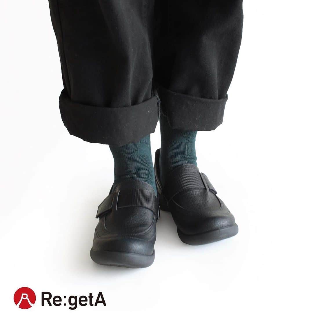 RegettaCanoe officialさんのインスタグラム写真 - (RegettaCanoe officialInstagram)「✨ 【新作商品登場！】 Re:getA-リゲッタ- ✨ ●品番 : R331/レディース ●サイズ : 22～25.5cm ●価格 : ￥8,980(税込)  急いでいる時も手がふさがっている時も、 サッと足を入れるだけで出発できます。  屈んで靴を履くことが難しい 妊婦さんやシニアの方はもちろん お子様をだっこしてお出かけする際や 手が離せない犬のお散歩の時にもピッタリ！  かかと部分はメッシュ素材で足入れがスムーズ。 丈夫な作りだから型崩れすることなく キレイな形を保ったまま履けちゃいます！  軽量で、底裏にグリップ力がある ローヒールシューズだから 歩きやすく疲れにくいのが嬉しい！  【リゲッタ公式ショップ　R331】で検索！  ●取り扱いカラー ブラック、ダークブラウン、レッドブラウン ✨ #regettacanoe #regetta #regeta #リゲッタカヌー #大阪 #生野 #履き心地最高 #歩きやすい #疲れにくい #靴好きな人と繋がりたい  #コンフォート #ベルクロシューズ #仕事靴 #ハンズフリー #シューズ #カジュアル #シンプル #ナチュラル  #shoes #ワンベルトシューズ #ハンズフリーシューズ」12月5日 18時22分 - regetaofficial