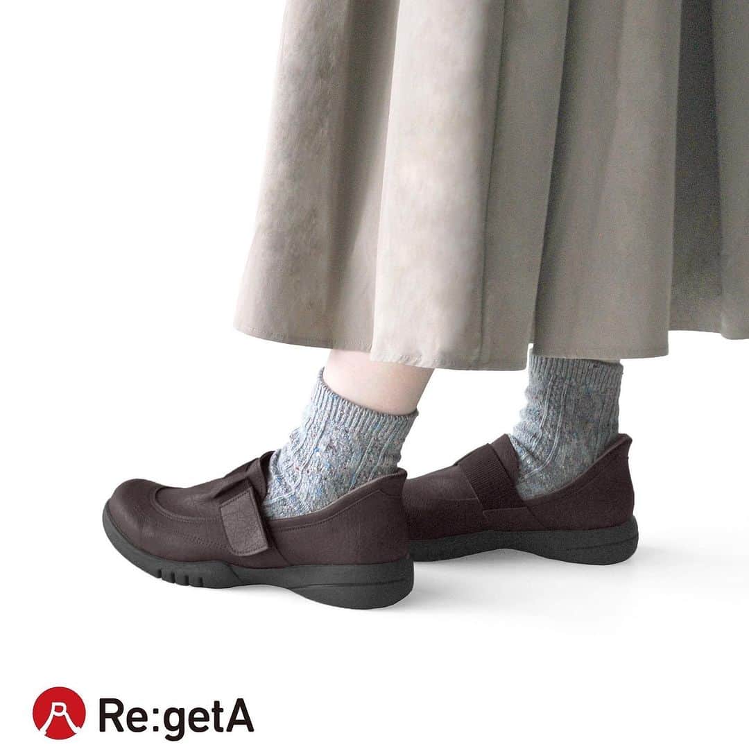 RegettaCanoe officialさんのインスタグラム写真 - (RegettaCanoe officialInstagram)「✨ 【新作商品登場！】 Re:getA-リゲッタ- ✨ ●品番 : R331/レディース ●サイズ : 22～25.5cm ●価格 : ￥8,980(税込)  急いでいる時も手がふさがっている時も、 サッと足を入れるだけで出発できます。  屈んで靴を履くことが難しい 妊婦さんやシニアの方はもちろん お子様をだっこしてお出かけする際や 手が離せない犬のお散歩の時にもピッタリ！  かかと部分はメッシュ素材で足入れがスムーズ。 丈夫な作りだから型崩れすることなく キレイな形を保ったまま履けちゃいます！  軽量で、底裏にグリップ力がある ローヒールシューズだから 歩きやすく疲れにくいのが嬉しい！  【リゲッタ公式ショップ　R331】で検索！  ●取り扱いカラー ブラック、ダークブラウン、レッドブラウン ✨ #regettacanoe #regetta #regeta #リゲッタカヌー #大阪 #生野 #履き心地最高 #歩きやすい #疲れにくい #靴好きな人と繋がりたい  #コンフォート #ベルクロシューズ #仕事靴 #ハンズフリー #シューズ #カジュアル #シンプル #ナチュラル  #shoes #ワンベルトシューズ #ハンズフリーシューズ」12月5日 18時22分 - regetaofficial