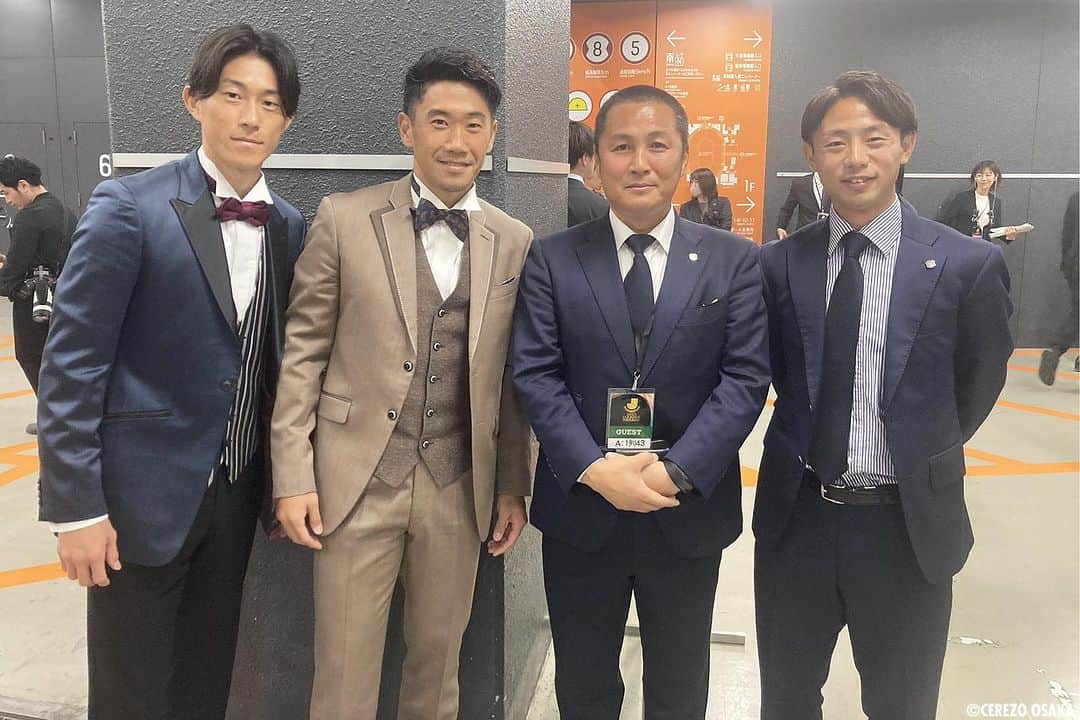 セレッソ大阪のインスタグラム：「. #森島社長との4ショット📸 #香川真司 選手 #毎熊晟矢 選手 #鈴木徳真 選手 #森島寛晃 社長 #ミスターセレッソ #Jリーグアウォーズ #Jリーグ #cerezo #cerezoosaka #SakuraSpectacle #セレッソ大阪」