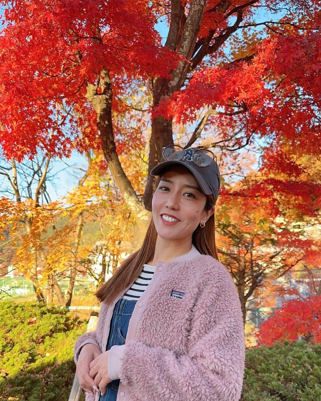 MariIryuのインスタグラム：「❤️🧡💛🤎  帽子の上にサングラスのせてたの恥ずかしい😂けど思わず外すほど紅葉が綺麗でした🍁  #紅葉 #紅葉スポット #紅葉キャンプ #山梨 #山梨観光 #山梨キャンプ #紅葉🍁 #japantravel #yamanashi #japantrip」