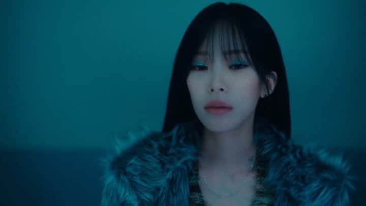 Heizeのインスタグラム：「The 8th Mini Album [Last Winter]   ‘입술‘ MV Teaser 2/3 ♥  이틀이 남은 시점…  많은 사람들의 입술에 오르내리길 바라는 맘으로 기다리는 중   2023.12.07 (Thu) 6PM KST  @heizeheize from @pnation.official Feat @hi990103 Starring @jinuk0916  Video @aff_1844   #Heize #LastWinter #The8thAlbum @pnation.official」