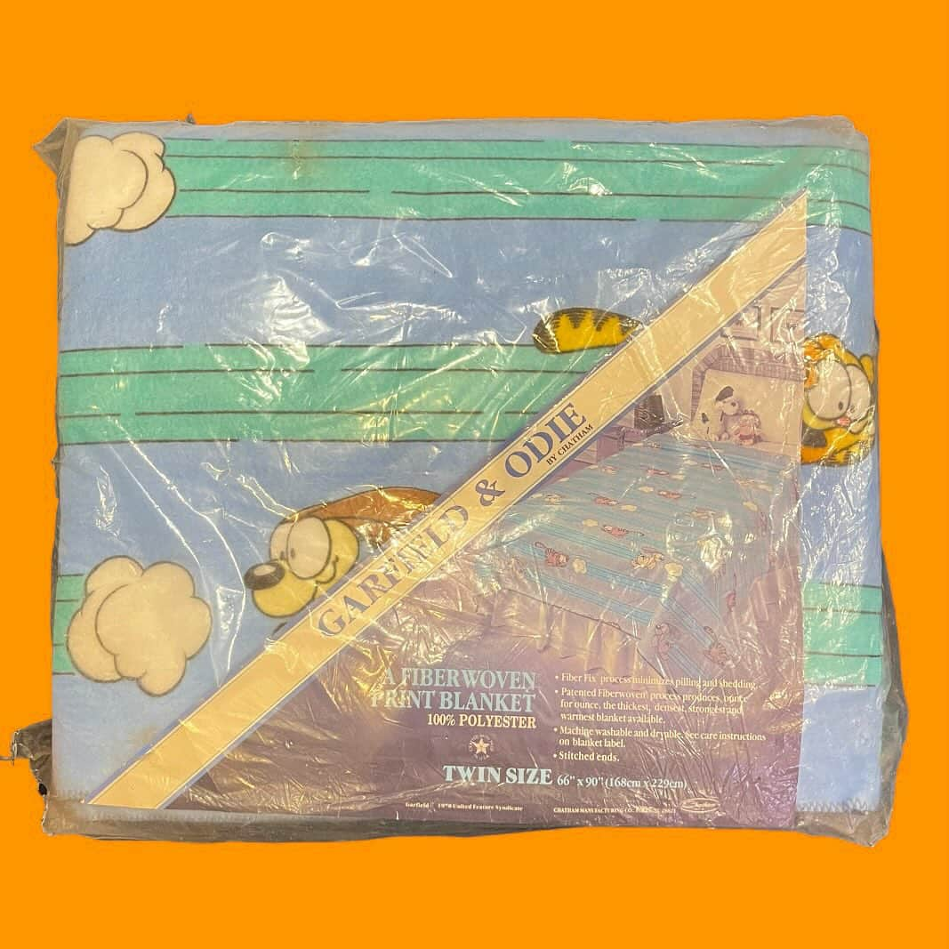 おもちゃやSPIRALのインスタグラム：「80's GARFIELD Blanket入荷しました🛏️🐈  Dead stock✨  168×229cm」