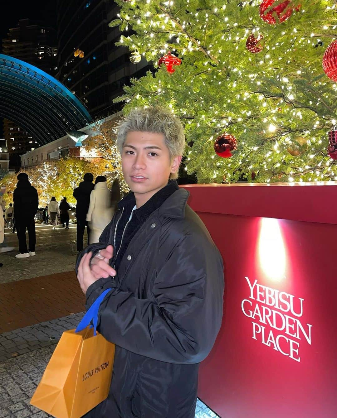 ハリューのインスタグラム：「✨🎄✨ YEBISU GARDEN PLACEのイルミネーション観に行ってきたよ‼️  この日寒すぎて震えまくってた🫨  またTikTokでもあげてくね👍 お楽しみに！！  #egg#エッグ#eggモデル #eggメンズモデル#俳優 #gal#ギャル#ぎゃう#ギャル男 #hryu#ハリュー#ハリュースタイル #おっはりゅー#はりゅー#はりゅスタ #メンズ#メンズモデル #ファッション#メンズファッション #コーデ#メンズコーデ #メンズヘア#ヘアスタイル #ヘアセット#メンズヘアセット #美容#メンズ美容」