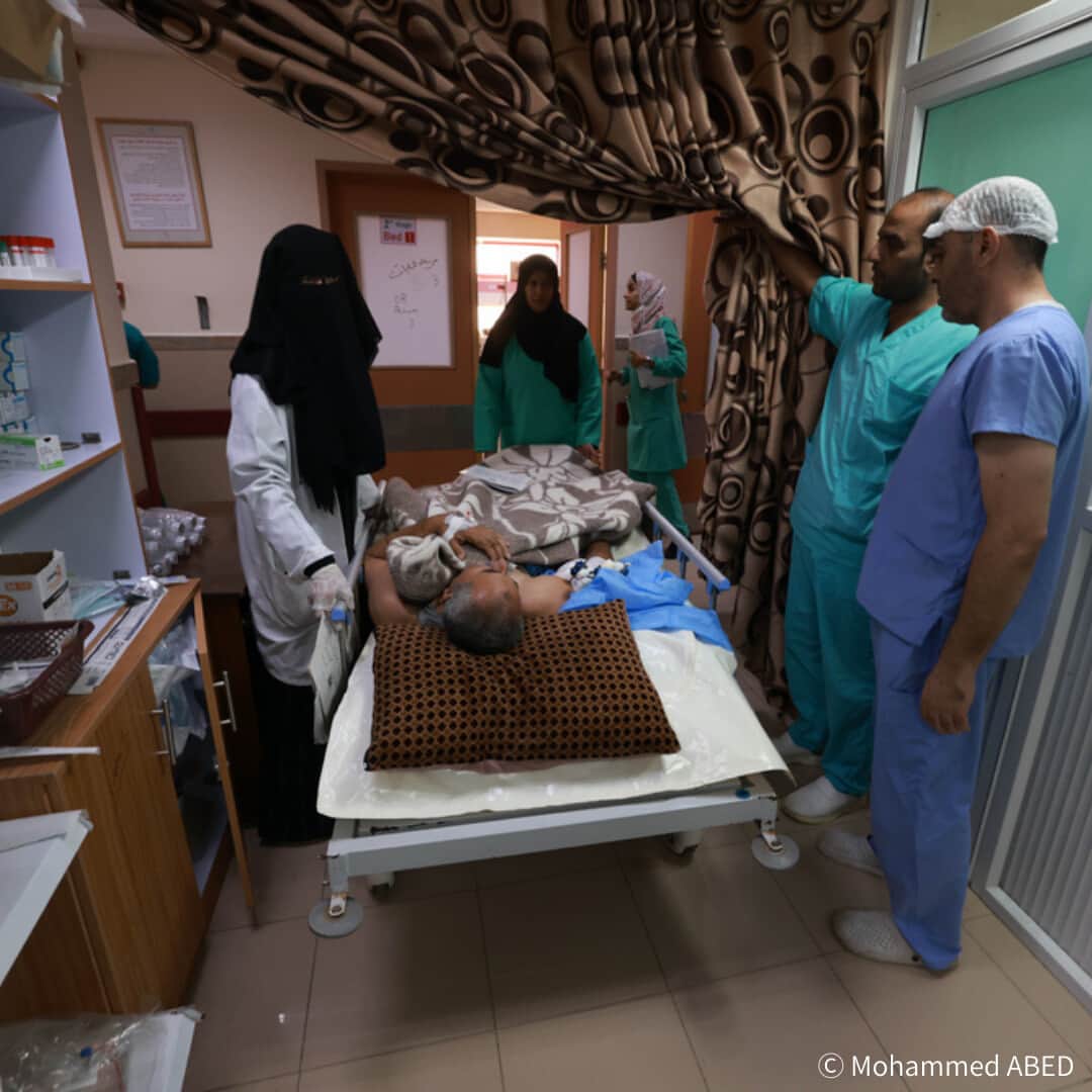 国境なき医師団さんのインスタグラム写真 - (国境なき医師団Instagram)「200万人近い人びとが選択肢を奪われたまま、取り残されています。安全な場所はどこにもありません──。  パレスチナ・ガザ地区における休戦が12月1日に崩壊して以降、イスラエル軍による空爆や地上攻撃により、数百人が死傷しています。  国境なき医師団は、ガザ中部のアル・アクサ病院と南部のナセル病院で対応を続けていますが、医療体制は限界に達しています。  📢即時かつ持続的な停戦と、ガザ地区全体への無制限の援助供給が必要です。 ・ ・ ・ 📷写真 1枚目▶ガザ中部、アル・アクサ病院の廊下の様子 2枚目▶アル・アクサ病院で手術を受ける患者 3枚目▶患者であふれかえる病院内  ＝2023年11月29日撮影  👇詳しい記事はプロフィールのリンクからウェブサイト「活動ニュース」へ @msf_japan  #国境なき医師団 #MSF #ガザ #医療援助 #人道援助」12月5日 18時35分 - msf_japan
