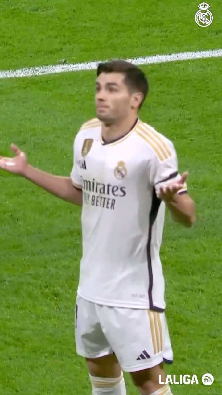 レアル・マドリードのインスタグラム：「👏 Standing ovation for this GOLAZO! 😍 ¡Solo nos queda aplaudir ante este GOLAZO! 📺  FULL MATCH on #RMPlay 🔗 LINK in BIO 👉 #Madridistas Premium Exclusive #LaLigaHighlights | @LaLiga」