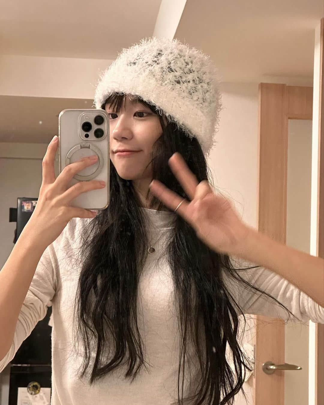 Janeぜうんのインスタグラム：「グレーアッシュに染めました🩶ft. めちゃめちゃ生活感あふれるセルフィー🤳(モザイクでも隠しきれないりなぽんの存在感) 자연스러운 흑발(?)로 염색했슴닭 그레이에쉬라고 하네여💭멋지게 찍고 싶었지만 집에서 찍은게 다 티나는 거울샷과 함께.. 그리고 숨겨지지 않는 리나뽕의 프레젠스까지ㅋㅋㅋ🦦」