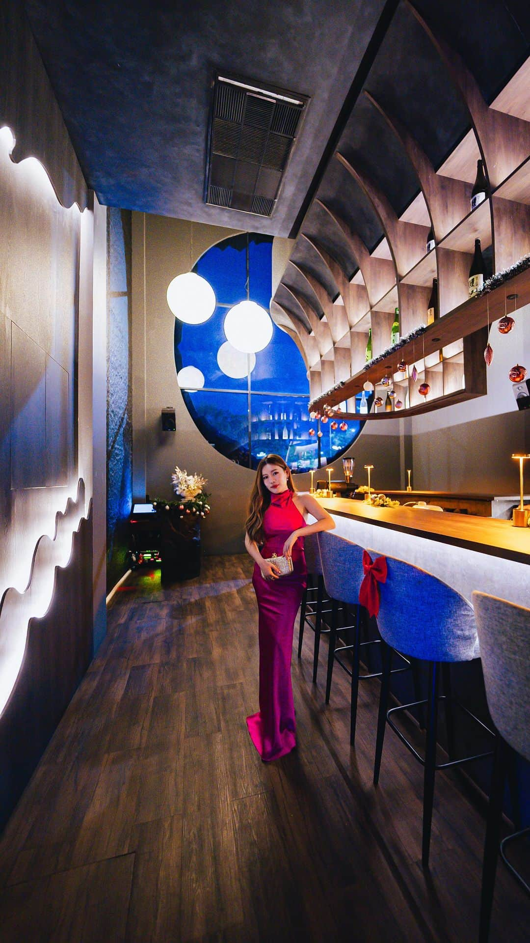 Stella Leeのインスタグラム：「Omakase Sushi itu biasa but how about Handroll & Sake Bar di tempat yang fancy seperti di hotel bintang 5? Welcome to @rakkibar at Golf Island PIK 🇯🇵  Di sini semua kursinya itu di counter bar, konsepnya unik banget menggabungkan bar dengan handmade sushi roll. Yang bikin aku approve adalah semua bahan mereka diterbangkan langsung dari Jepang seminggu 2x untuk menjaga kualitas nya 🫶🏻  Menurutku buat yang pengen kencan cantik atau weekend getaway HARUS BANGET cobain ke sini, karena beneran secantik itu tempat dan minuman2nya 😆」