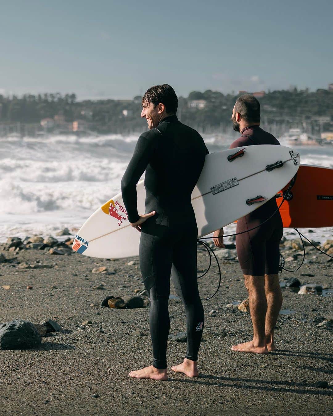 ケイウェイのインスタグラム：「An all-Italian surf trip with @leofioravanti and @robydamico,hitting the waves together like never before.  Live the surf trip, link in bio!   #KWAY」