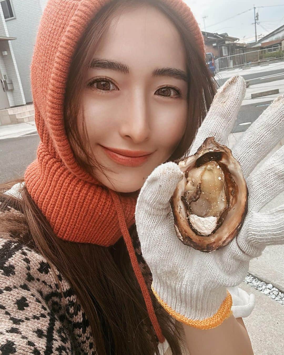 齊藤家澄のインスタグラム：「#牡蠣ピクミン集合  #YEAH  #大好物🦦  #牡蠣  #oyster  #🦪  #yummy(๑´ڡ`๑)💕  #🦦  #ひよってるなよってるみんな!!!これ食いな🦦  #テストで0点栄養満点💯  #3キロ余裕‎🤍  #地元のが1番美味😫‪🤍  糸島は塩気ありの、美味しいのだけど、 ここのはまろやかクリーミーで、1粒ずつ違う味したり、たまに美味しいチーズみたいな🧀味したりした！ 小粒でも身が大き🫰🏻💕リーズナブル(:ᘌꇤ⁐ꃳ 三 攻撃くらっちゃうけどゆっくりすやすや焼こう！🥊⚆⚆ お焦げで、化石みたいなってきたのがオカキみたいですき！ 今年はたくさん食べそおおおお( "´༥`" )」