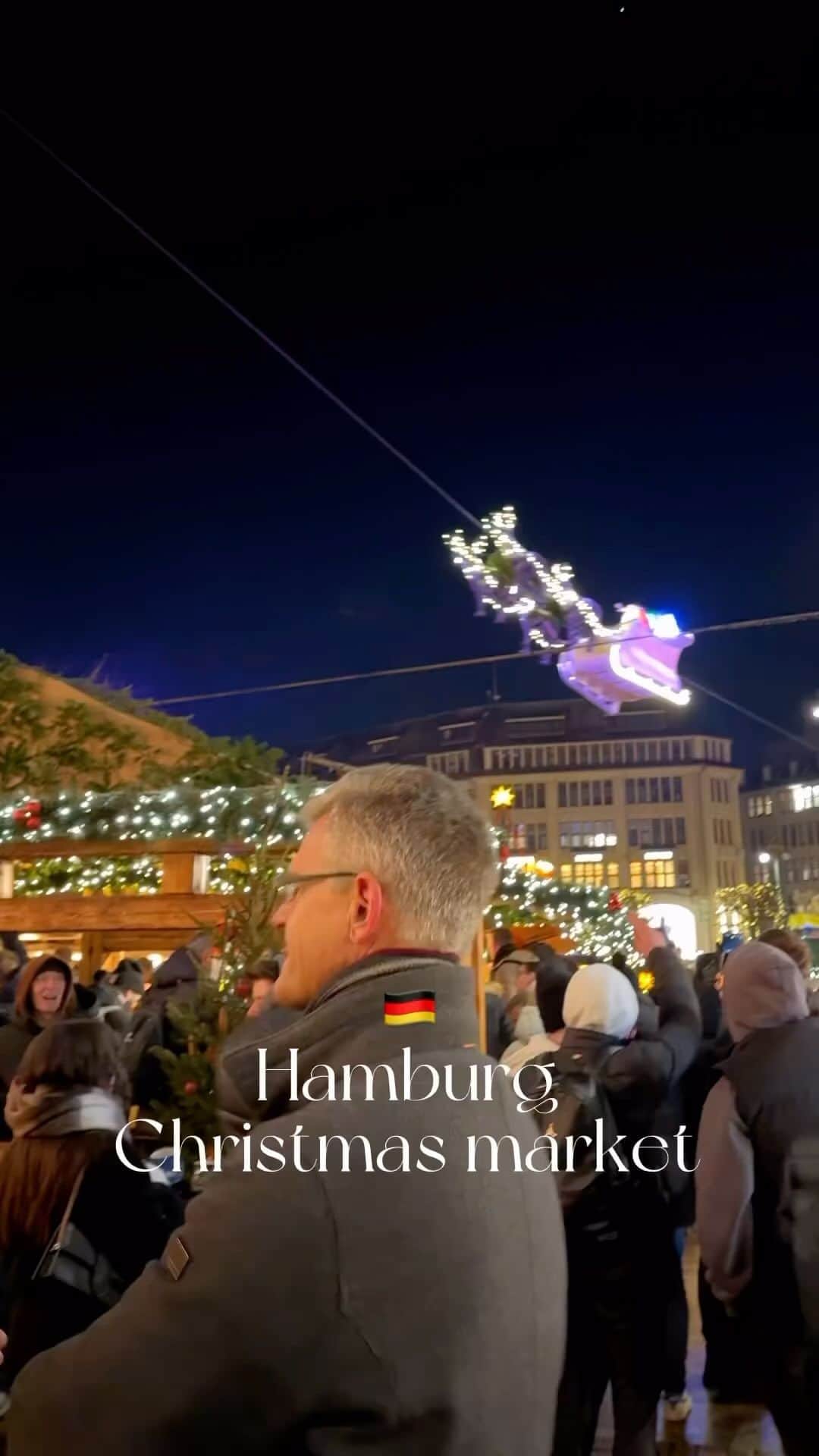 My Interiorのインスタグラム：「The best time of the year | Weihnachtsmarkt - Hamburg / Germany 🇩🇪 🎄 🤶  📸 by Amazing 🤩 @ilkinkaracan  #weinachtsmarkt #christmasmarket #hamburg #germany」