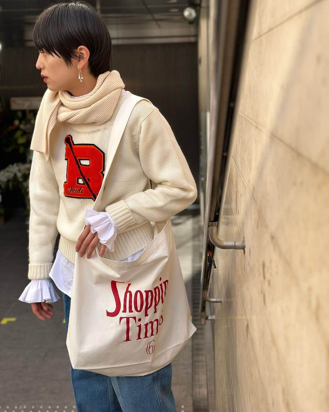 6(ROKU) OFFICIALのインスタグラム：「-  〈6〉“Shopping Times” TOTE BAG ¥6,600- tax in COLOR：WHITE/BLUE 6 AOYAMA店のみの販売となります。  ＜Bourrienne Paris X × 6＞BOUDOIR CASA ¥52,800- tax in  knit(vintage)  @westoveralls pants ¥29,700- tax in  @greenthomasaccessories muffler ¥17,600- tax in  #roku #westoveralls #greenthomas #greenthomasaccessories」
