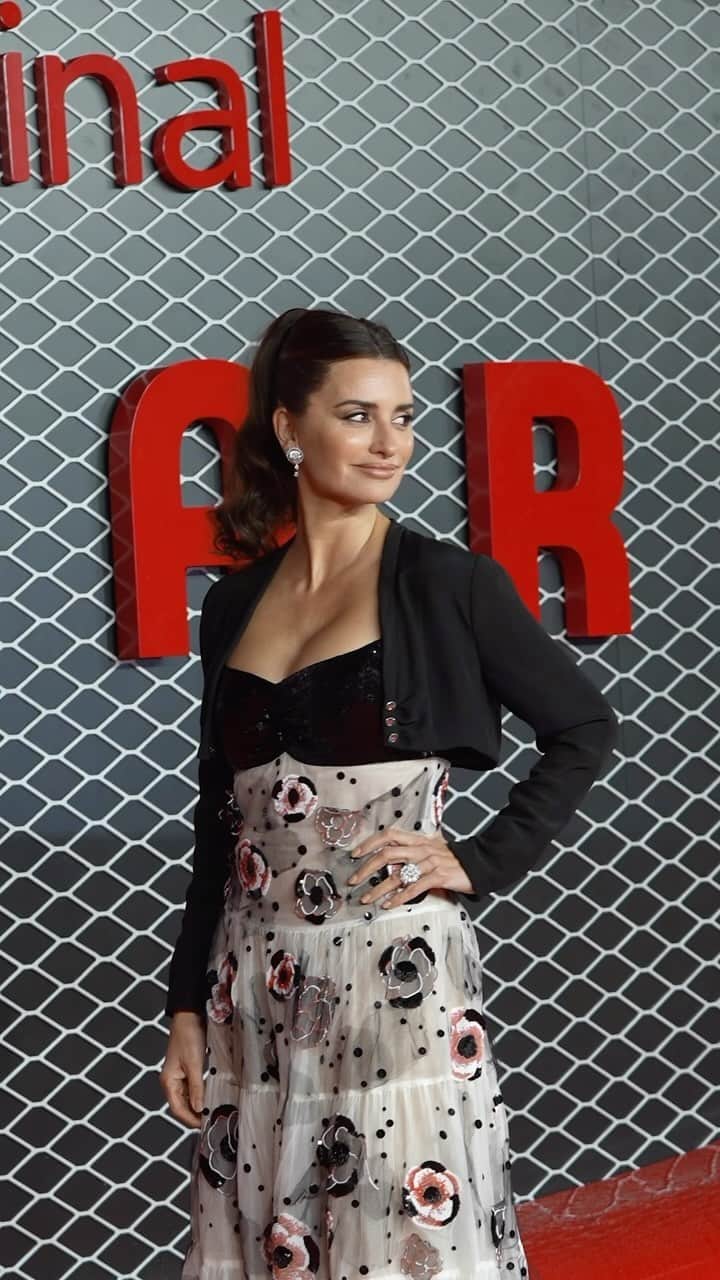 Vogue Españaのインスタグラム：「Anoche hubo otro gran evento en Londres además de los Fashion Awards: el estreno de la película ‘Ferrari’, a la que Penélope Cruz acudió con un diseño de @chanelofficial ✨」
