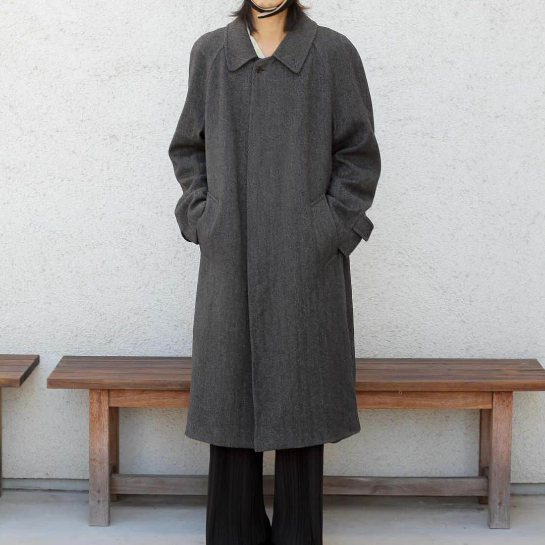 SANKAKUのインスタグラム：「.1990s Brand herringbone stainless collar coat - - - - - 1着は持っておきたいあそこのコート。 ウール100%なのにとても柔らかく、そこから生まれるドレープ感。 クラシカルなヘリンボーンにスタンドネックになる仕様。 王道クラシカルな最高コート。  #古着」