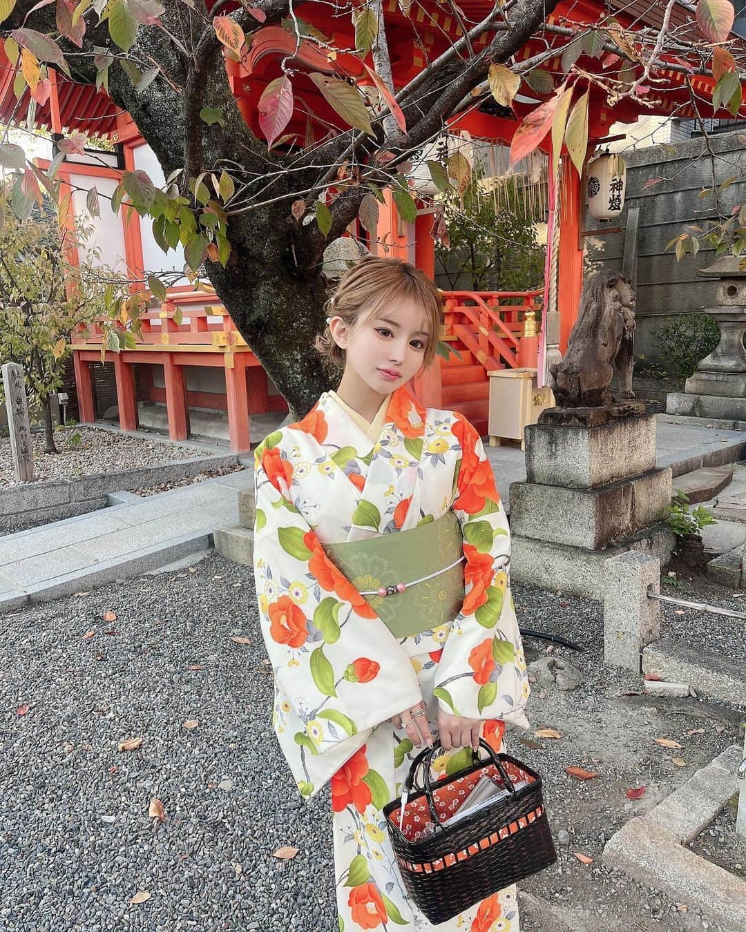 はるぽんさんのインスタグラム写真 - (はるぽんInstagram)「悪縁を切り、良縁を結ぶ神社🫶🏻⛩ 着物と背景の色がマッチして めっちゃいい感じになった🦊✨️✨️ ⁡ #安井金比羅宮 #京都 #京都観光 #着物女子 #着物レンタル #着物コーデ  #kyoto」12月5日 18時48分 - harupon96