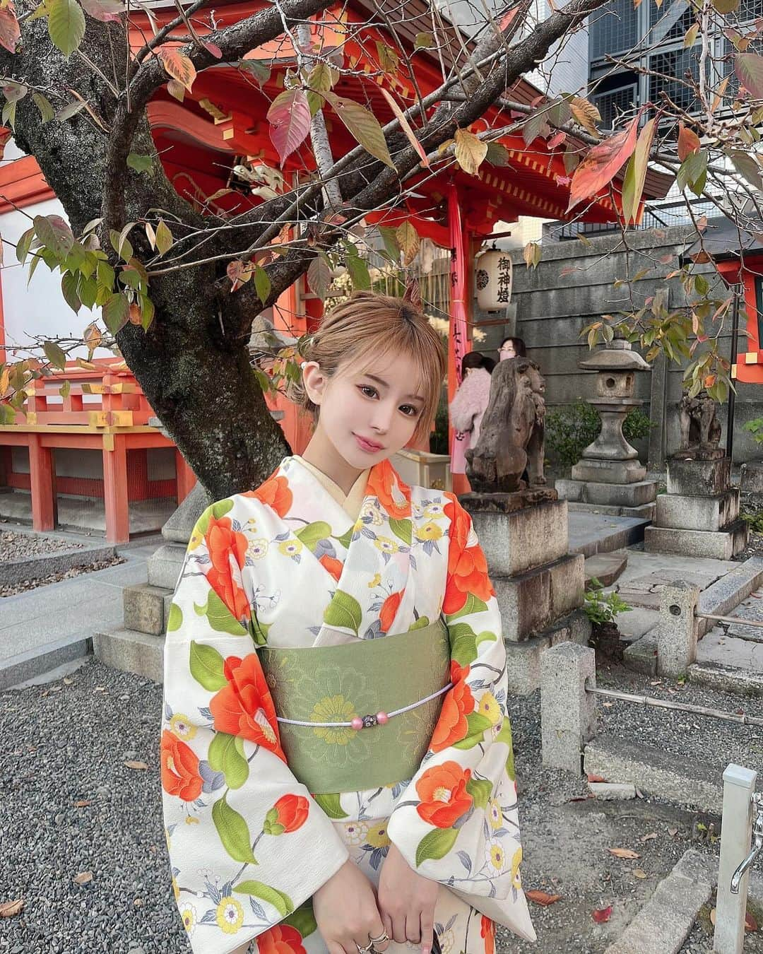 はるぽんのインスタグラム：「悪縁を切り、良縁を結ぶ神社🫶🏻⛩ 着物と背景の色がマッチして めっちゃいい感じになった🦊✨️✨️ ⁡ #安井金比羅宮 #京都 #京都観光 #着物女子 #着物レンタル #着物コーデ  #kyoto」