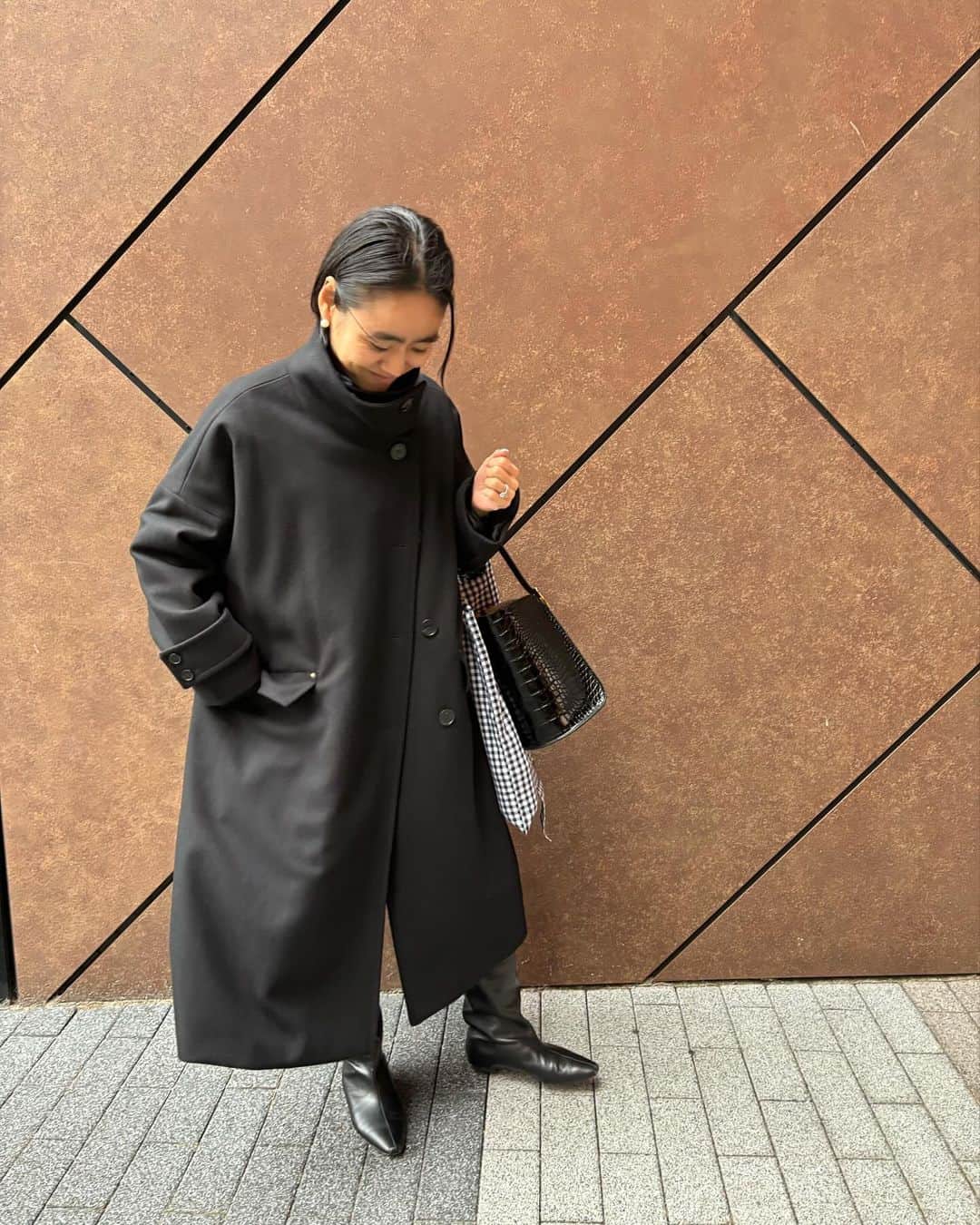 金子綾のインスタグラム：「today's... #ootd  #akcloset   東京寒かった🥶 好評発売中のコラボをセットアップで重ねて重ねて。」