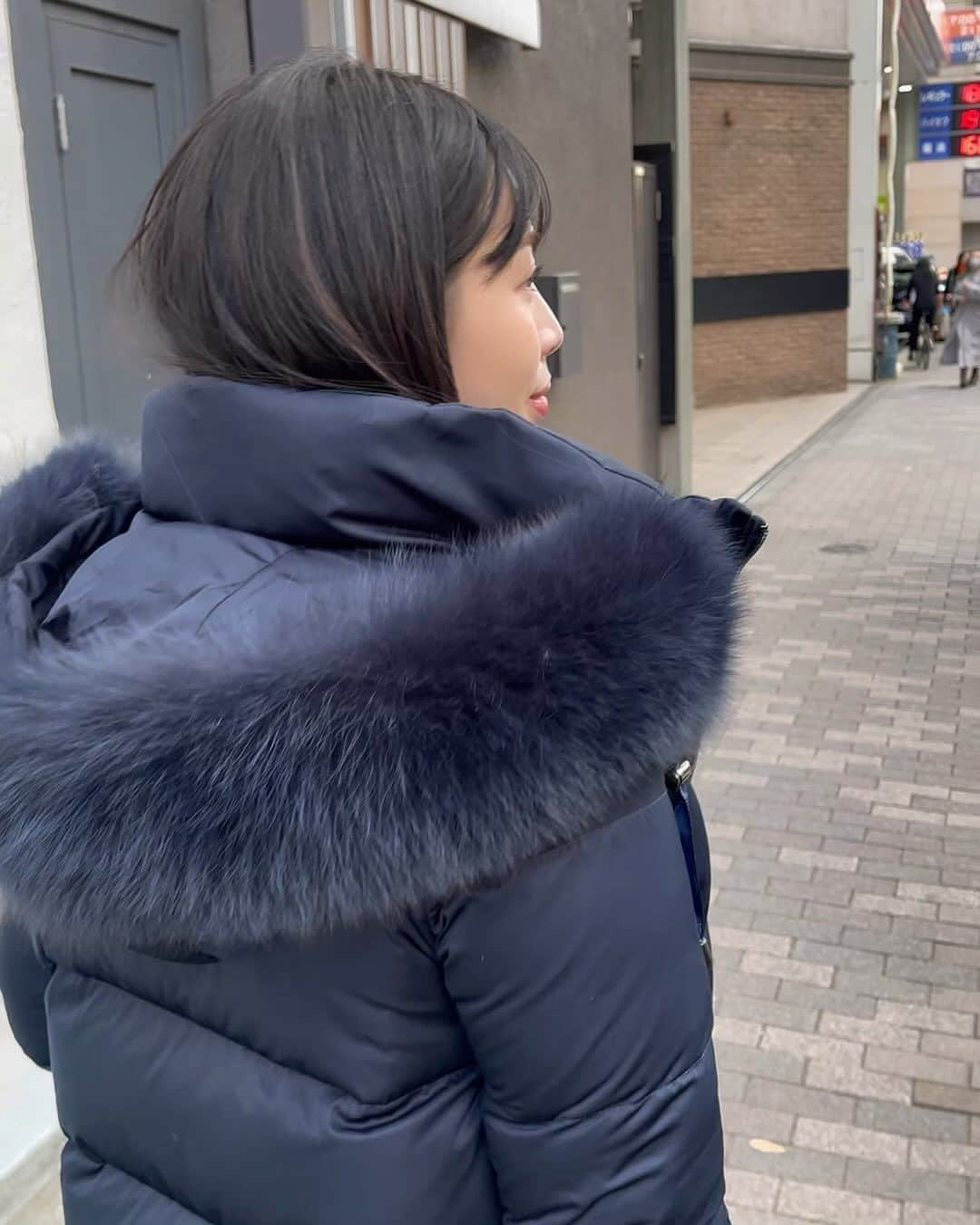 上野仁美のインスタグラム：「. ⁡ きれいめネイビーダウンで防寒⛄️❄️ ふわふわファーが可愛いのです🥺 ⁡ ⁡ 明日はまた暖かくなるようですね。 皆様体調崩されませんように😌 ⁡ ⁡ #PR #ダウンコート #きれいめダウン #女の子ママ #ママコーデ #stanza_dolce #lamode」