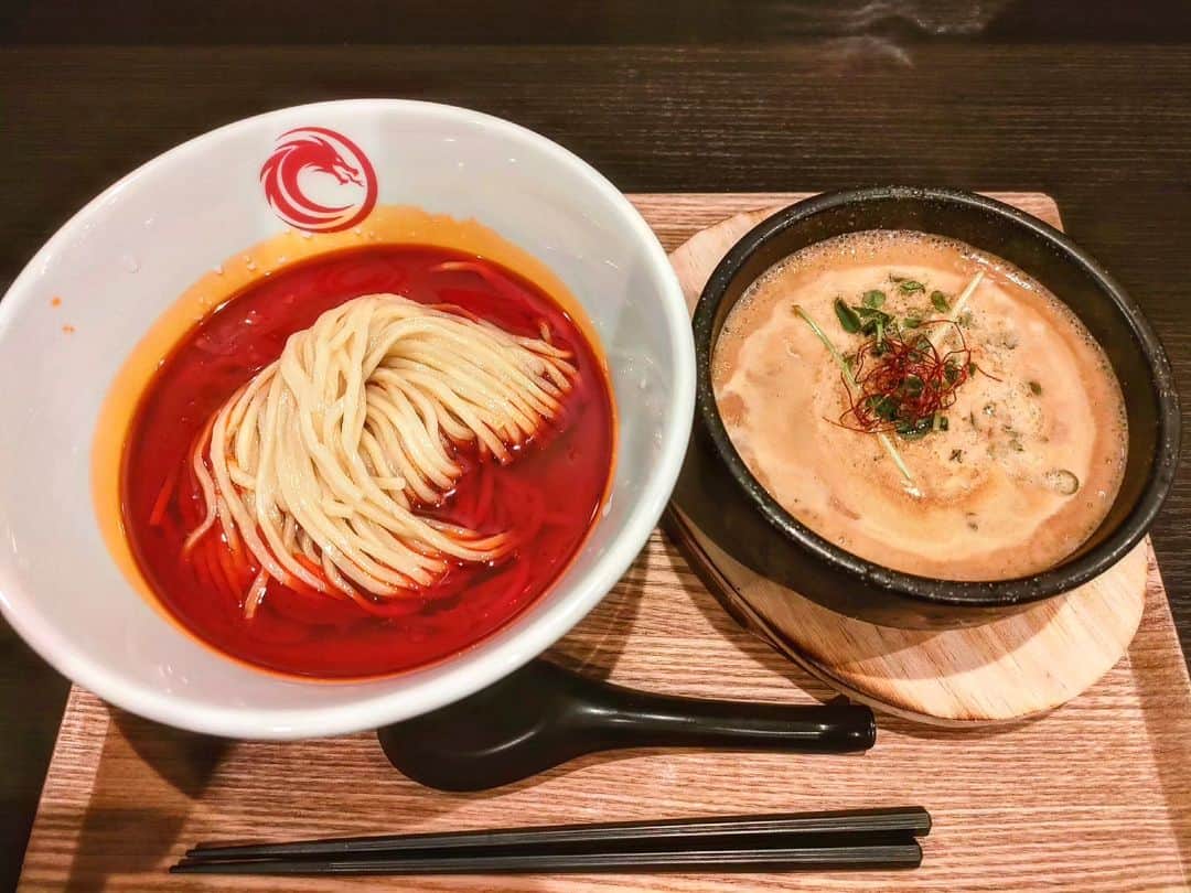 晁直 のインスタグラム：「鮮やかな赤」