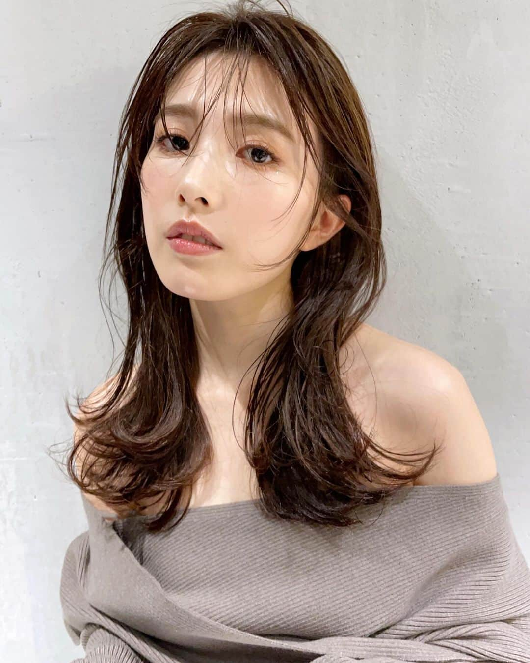 濱田あおいさんのインスタグラム写真 - (濱田あおいInstagram)「. . イメチェン💎 バッサリ10cmほどカット💇🏻‍♀️  結婚式のために1年以上髪を伸ばし続け ヘアの仕事も終わってやーっと切れた🤍 ほんっとにドライヤーが大変すぎたのと ダメージの蓄積がかなりあったので めちゃくちゃすっきり🔥  コンサバに見えやすい顔ゆえ、 1番コンサバに見えない抜け感がある ように見える気がするレングスにっ （ちょっと前の田中みな実先生意識！）  さっちゃん @sachiko01270727  いつもありがとう💖 ちなみにイメチェンカットの様子 YouTubeに載せようと思っているので 頑張って年内UP目指しますっ  #イメチェン#美容室#美容院#ばっさりカット」12月5日 18時51分 - aoihamada