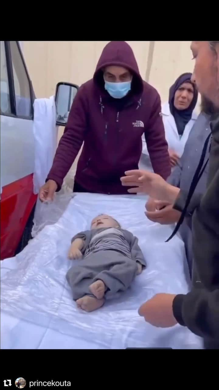 ジョエル・マーディニアンのインスタグラム：「Beautiful babies and children wrapped in plastic 😭 Gone 😭 and the world is doing NOTHING 😡💔😭😱  #ceasefirenow🇵🇸 #stopwar #freepalestine #freegaza」