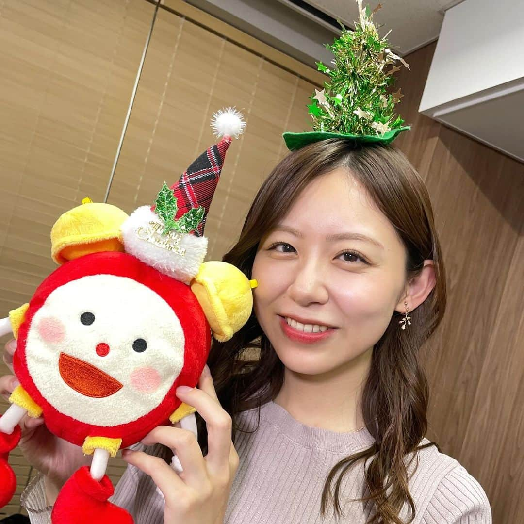 小山内鈴奈のインスタグラム：「めざましくんクリスマスバージョンがいました🎄  見守ってもらいながら、取材しました。  2枚目は、私の頭の上のツリー（？）が 落ちる瞬間です。（笑）  #めざましテレビ」