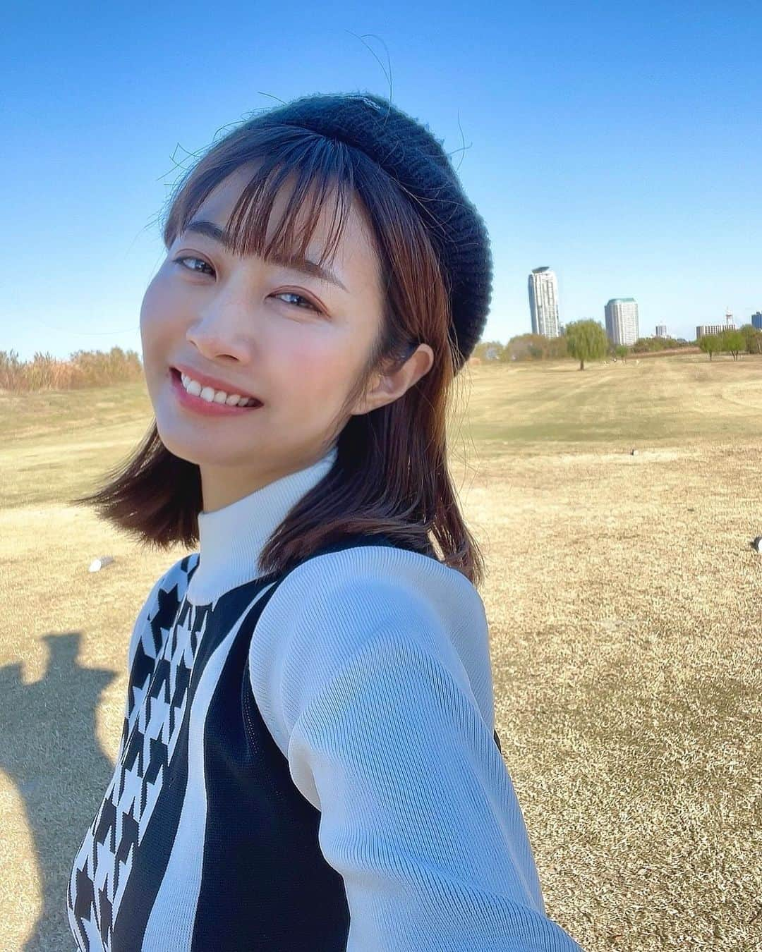 古川真奈美さんのインスタグラム写真 - (古川真奈美Instagram)「. . 久しぶりにショートでコース回ってきました⛳️🏌️‍♀️ ⁡ 初めて新東京都民ゴルフ場にいってきました！ ショートしかないゴルフ場で、普通に車も人も近くで通っててビックリ😱 都会すぎるゴルフ場は初めてだ… ⁡ ⁡ 練習いく時間もなくってぶっつけ本番で、 もし変なところに飛んでいっちゃったらどうしよう…という不安と緊張から吐きそうだったけど…笑 ⁡ ⁡ 普通にちゃんと回れて安心しました😮‍💨✨ やっぱり私ってやればできるやん🥳って自画自賛しながらハーフ回ってきました😇🌸笑 ⁡ ⁡ 違った緊張感の中ゴルフしたのは初めてだったけど笑 12月なのに全く寒くなくって 最高の気温の中ゴルフできて楽しすぎた🏌️‍♀️ ⁡ ⁡ ⁡ ⁡ ⁡  ⁡ ⁡ #ゴルフ #ショートコース #新東京都民ゴルフ場 #ゴルフ女子 #golf #instalike #instamood  #ootd #东京 #扎心了 #ow #맞팔 #instapic  #팔로우미 #instaphoto #instagravure #girl #glam #followme #インスタグラビア #グラビア #japanesegirl #selfies #gravure  #lookgoodfeelgood」12月5日 19時01分 - mana_0619